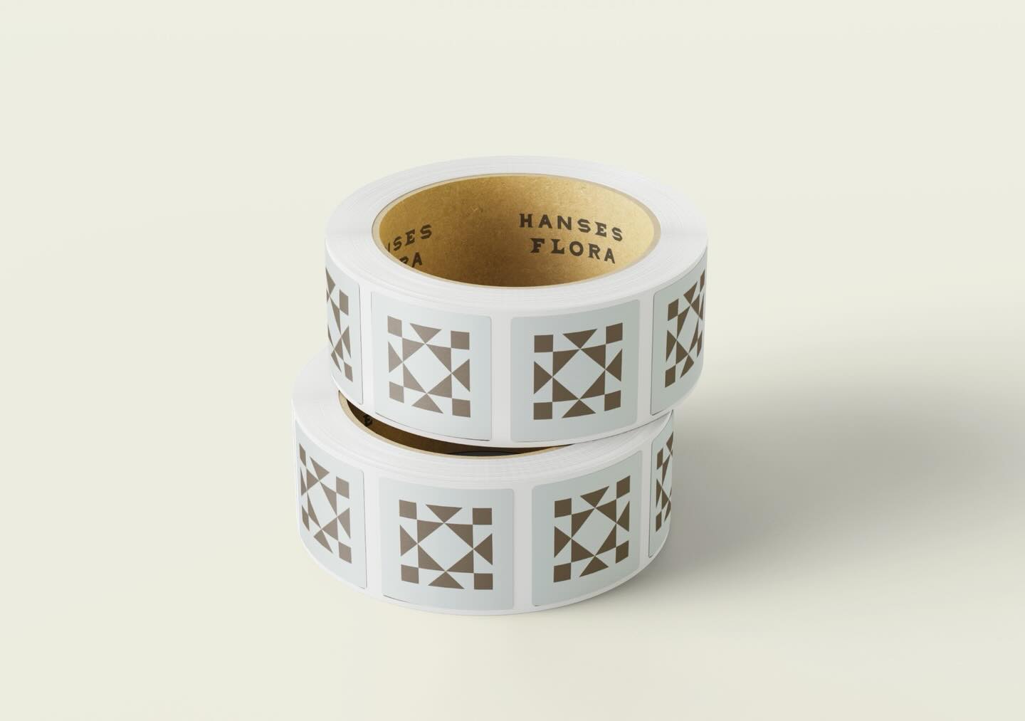 Ikonerna för @hansesflora är framtagna som en förlängning av den grafiska identiteten. Vill du se hur de lever tillsammans med resten av identiteten finns hela caset på min webb.
Just nu arbetar jag också med webbdesignen för @hansesflora där allt får landa och ta form fullt ut 🫶🏻