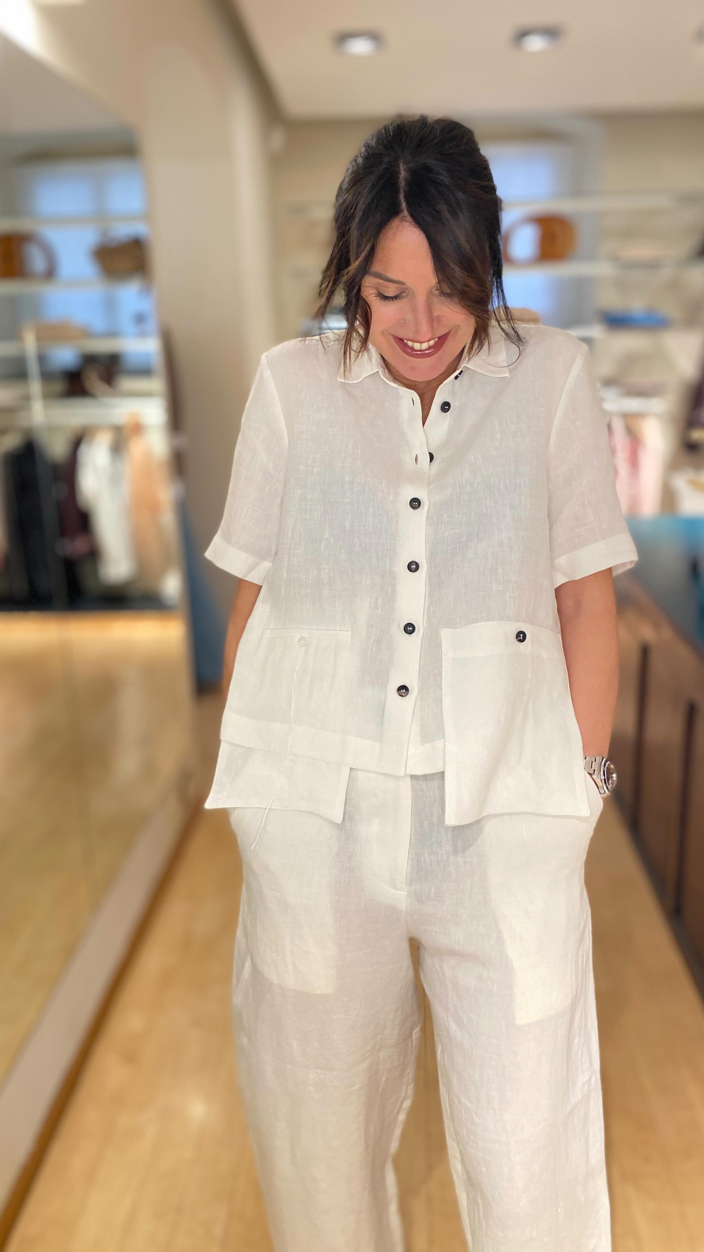 Due completi freschi e unici!
Il vostro preferito???
- Blusa @alessiasantiofficial €215
- Pantalone @alessiasantiofficial €229
- Camicia @phisiquedurole_official €285
- Pantalone @phisiquedurole_official €330
#alessiasanti #phisiquedurole #completidonna #lino #altamoda