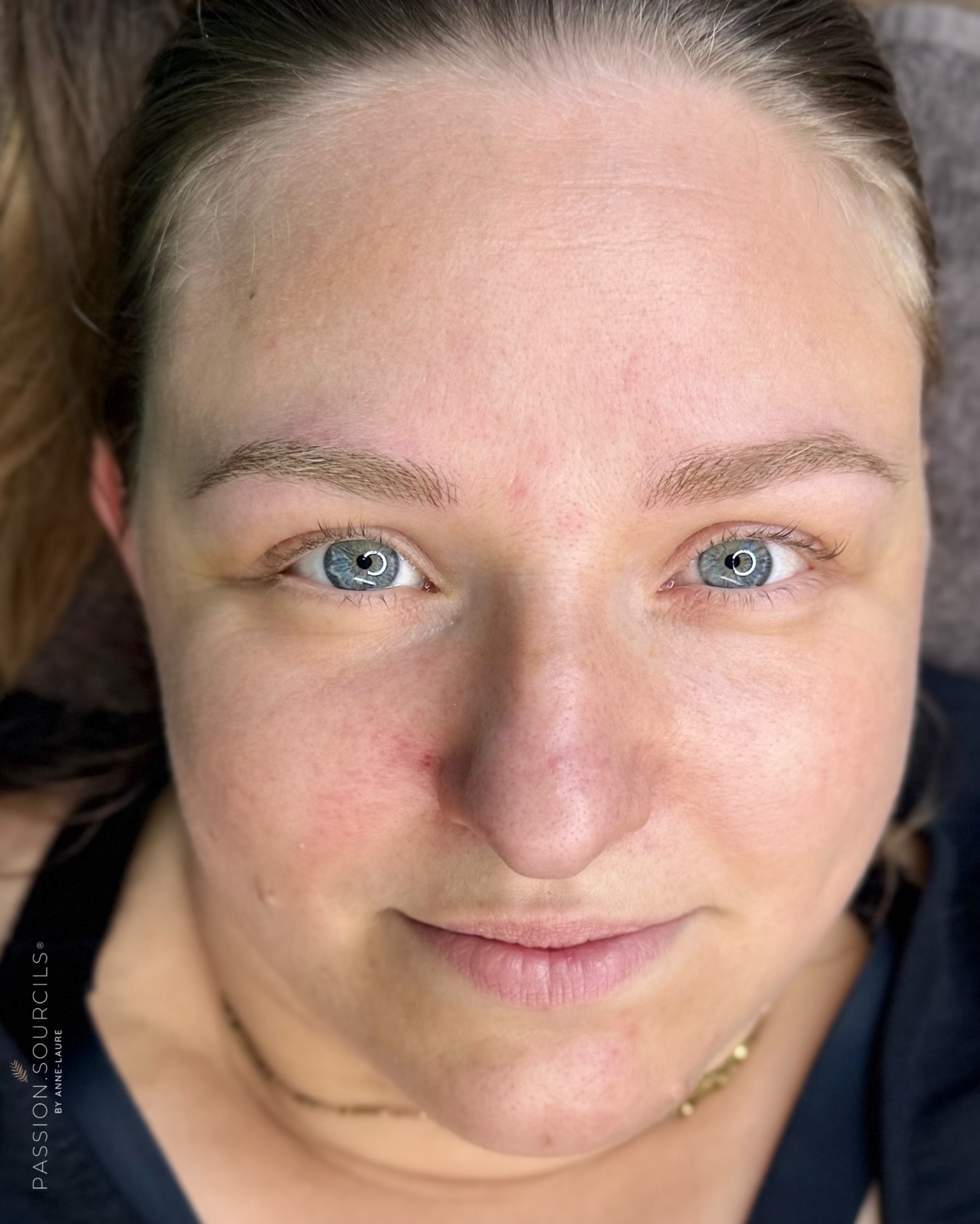 ♥︎ AVANT/ APRÈS : Sourcils Poil à Poil Ultra Réalistes ✍🏻 pour un Résultat Naturel 🍂
Ici, le travail a permis d'intensifier et de nuancer la matière déjà existante.
L'objectif était de suivre l'implantation naturelle des sourcils, afin de privilégier le moins d'entretien possible.
📌 Photos Non Retouchées, prises avant et juste après la séance.
• Tenue : minimum 1 an, et + selon ton système de régénération cutané (sous réserve que la retouche 5-7 semaines post primo pigmentation ait été effectuée)
• Douleur : Sans
Tu aimes ?
@passionsourcils.gignac spécialiste du maquillage semi-permanent des sourcils à Gignac dans l'Hérault ♥︎ #poilapoilgignac
#sourcilsgignac #maquillagepermanentmontpellier
#maquillagepermanentgignac
#maquillagepermanentherault