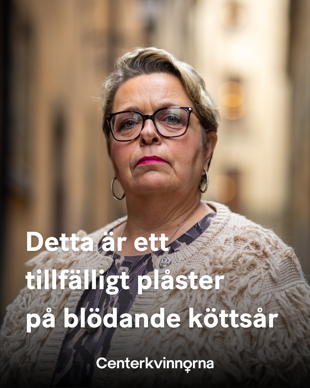 Regeringens vårändringsbudget för 2026 är nu presenterad, och Centerkvinnornas dom är tydlig: det räcker inte med punktinsatser när det krävs strukturell förändring. För oss är jämställdhet inte en sidofråga, utan en förutsättning för att lösa samhällets stora utmaningar.
Det är positivt att det äntligen satsas 327 miljoner kronor på IVF för att motverka ofrivillig barnlöshet. Men att regeringen väljer att möta den djupa vårdkrisen med ett tillfälligt statsbidrag för vårdkapacitet under sommaren är bara ett plåster på ett omfattande systemfel. Vi i Centerkvinnorna kräver nationella riktlinjer och en långsiktighet som säkrar kvinnors hälsa i hela landet, året om.
Regeringen avsätter 10 miljoner kronor till en informationskampanj mot dödligt våld mot kvinnor. Men informationsinsatser stoppar inga förövare. Kvinnors liv kräver reell politisk handling genom en Lex-Lotta-lagstiftning som tvingar myndigheter att samverka och agera på varningssignaler innan det dödliga våldet sker. Trygghet i hemmet är en grundläggande förutsättning för frihet och det kräver att vi sätter människan framför systemet.
Det är dags att regeringen slutar lappa och laga och istället bygger de hållbara strukturer som krävs för ett jämställt Sverige långsiktigt.
Sverige kan, och förtjänar, mer.