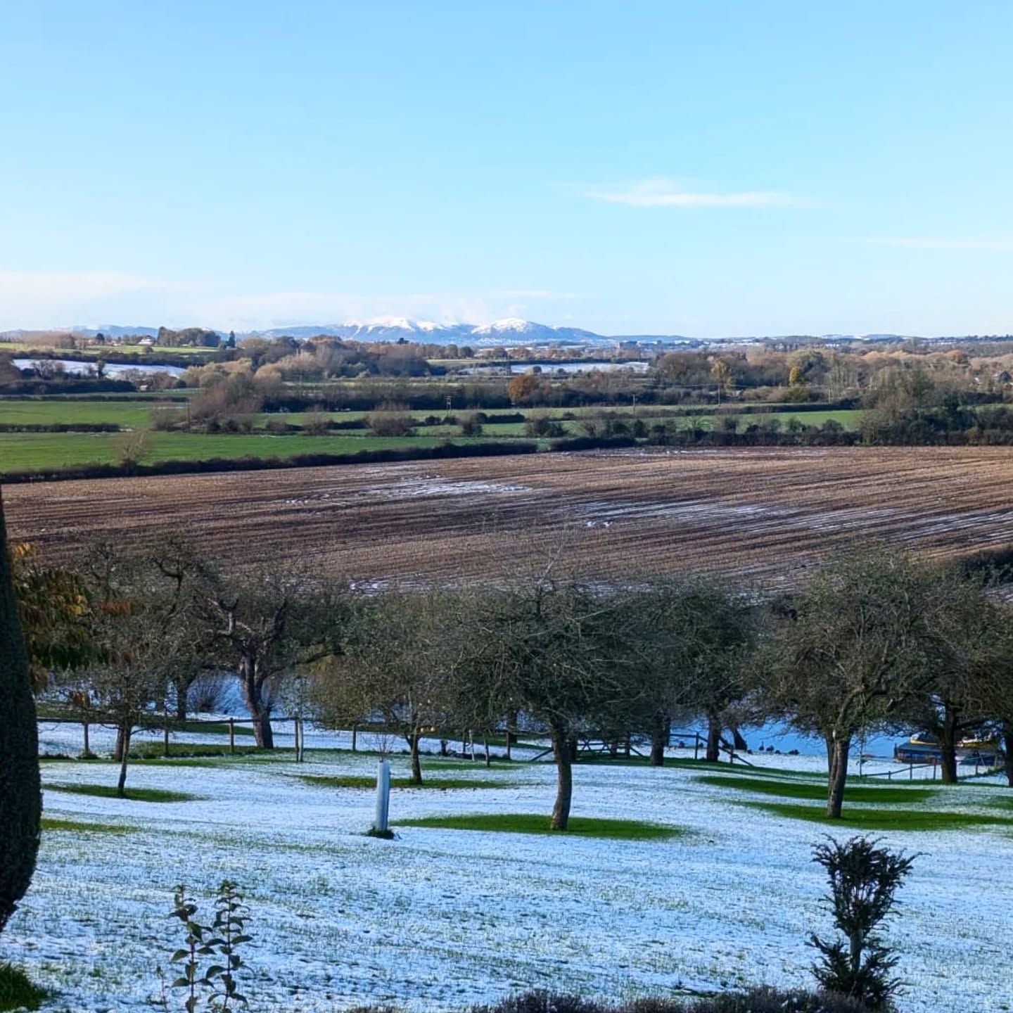 Another beautiful view from our current construction site towards the snowy peaks of the Malvern Hills. You can just about make out the steeples of Pershore Abbey in the middle right - a fascinating site with oodles of history. Obviously the camera does not do it justice.
#EnvisageGardens
#DesignedByExpertsCreatedByCraftsmen
#WorcestershireGardenDesign
#Pershore #malvernhills #malvern #themalvernhills #worcestershire #landscape #landscapephotography #snow #winterwonderland #november #novemberphotoaday