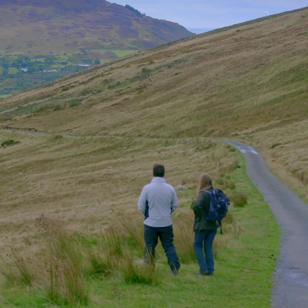 An ancient Irish way of dividing land so that everyone, regardless of family size or means, got a fair share…
Walking towards the picturesque village of Omeath, Anton Savage explains to Doireann the Rondel Field System, an ancient Irish way of dividing land so that everyone got a fair share of both the good land at the bottom and the poorer land at the top of the hill.
Watch Episode 1 of @irelands_tracks_and_trails Series 13 tonight, Friday 10th April on @rteone at 8:30pm; also available on RTE Player.
#CountyLouth #Omeath #IrelandsTracksAndTrails #irishhistory #antonsavage