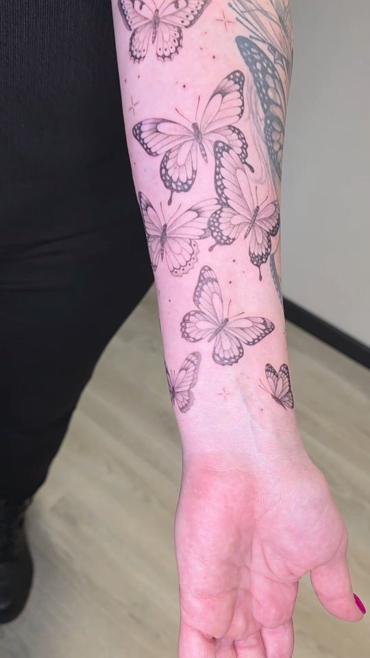 Krijg jij ooit genoeg van vlinders? 🦋✨
#tattooart #vlinders #butterflytattoo #inked #finelinetattoo