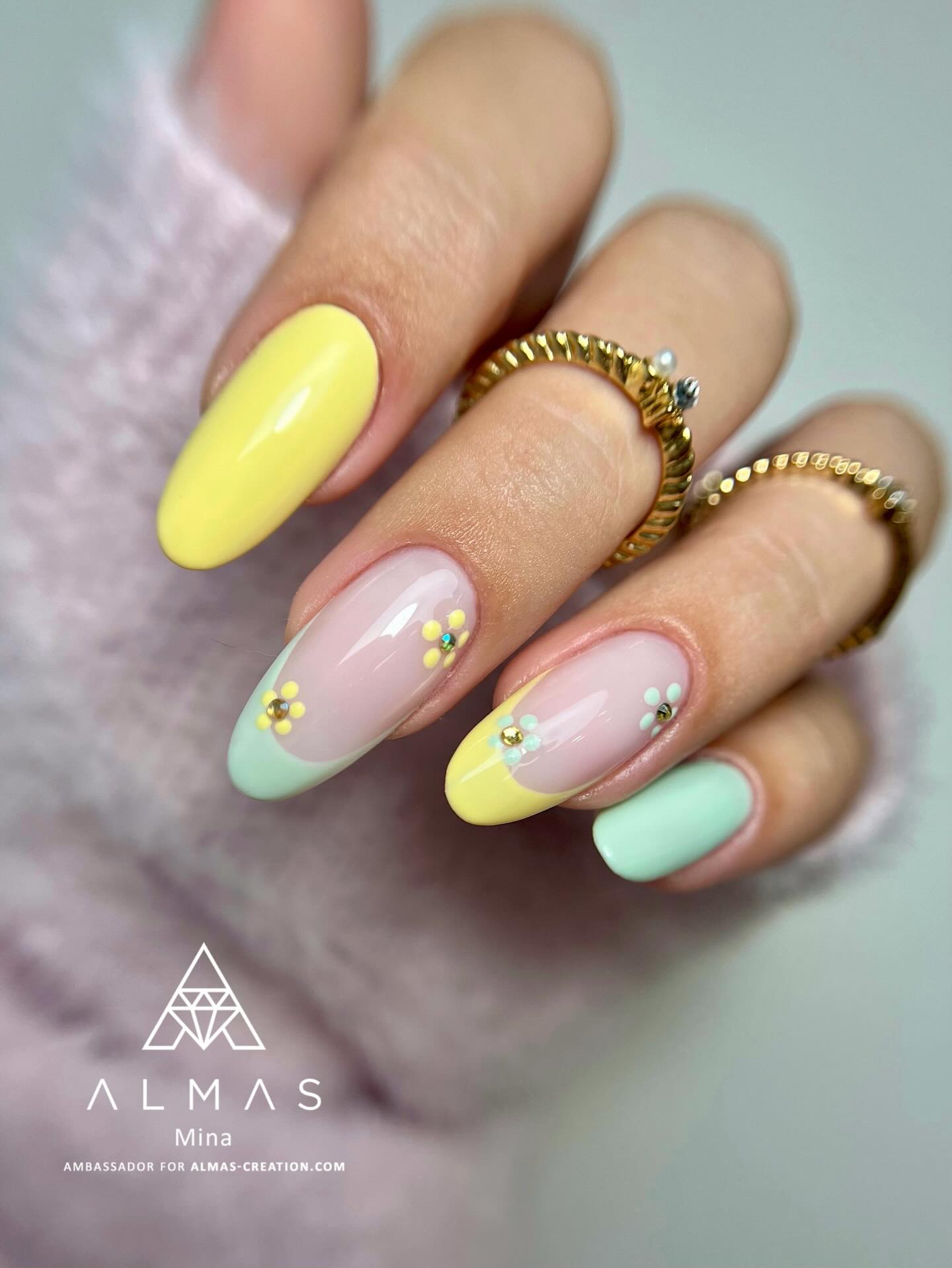 Quel mariage de couleurs adorez-vous réaliser ces derniers temps? Lumière sur l’association des teintes Butter et Laurel sélectionnées par Mina pour sa nouvelle pose de forme amande. 💛
Ici, elle a également utilisé le builder Cherry Blossom, les strass 6 et la finition Diamond Top Coat pour une brillance éclatante ! ✨
#springnails #yellownails #almondnailshape #frenchnails #greennails