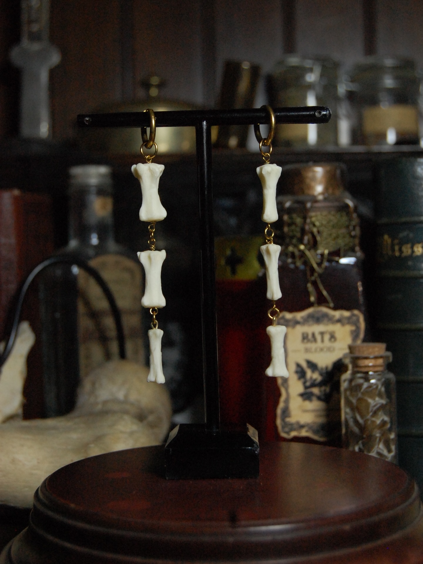 𝕮𝖆𝖚𝖉𝖆 𝕿𝖊𝖓𝖙𝖔𝖗𝖎𝖚𝖒
Boucles d’oreilles ornées de vertèbres caudales de mammifères articulées 🦴
Source éthique🌿
Disponible sur la boutique en ligne (lien dans la bio)
✥
Bijoux curiosités faits main, bijoux os
Victorien, gothique