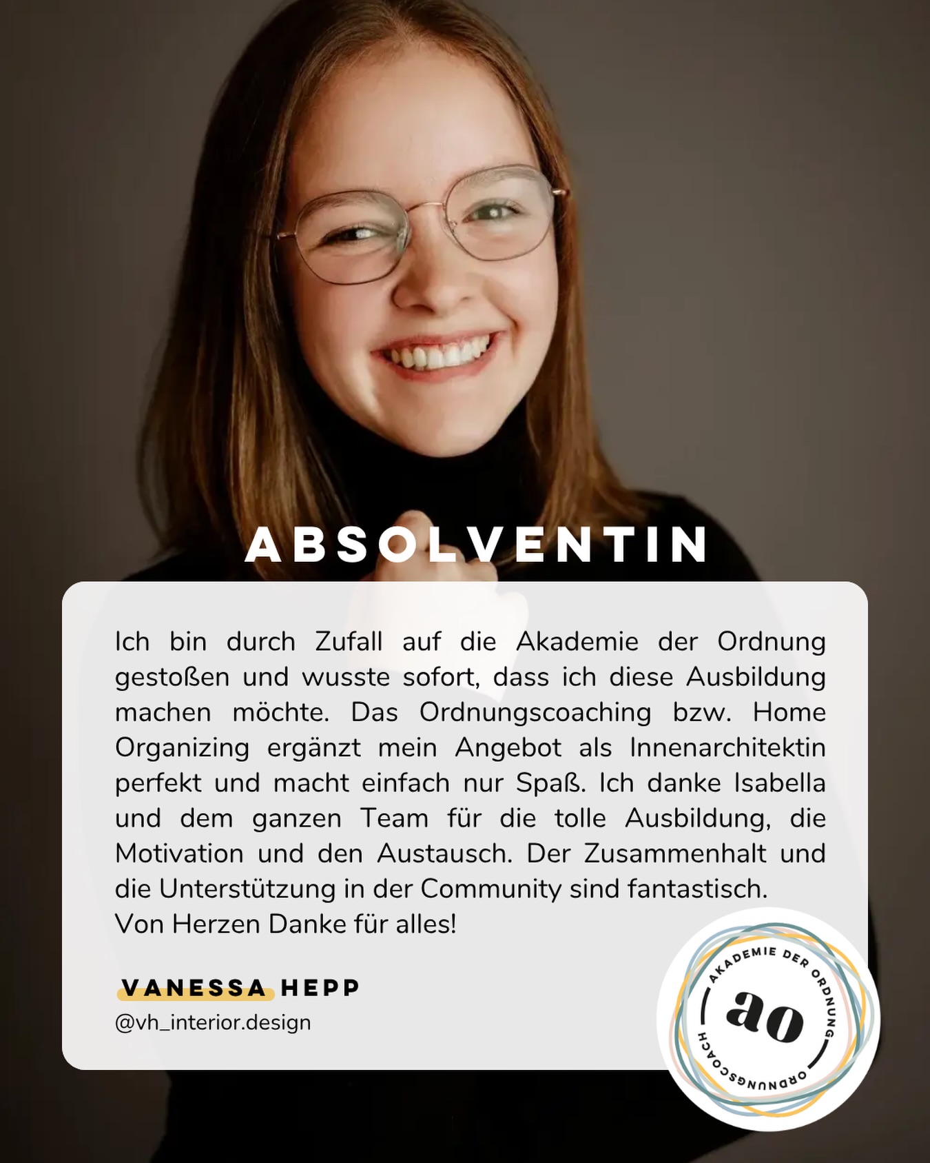 ✨ Feature Friday – Vanessa @vh_interior.design
Heute möchten wir dir Vanessa von @vh_interior.design vorstellen, eine Absolventin der Akademie der Ordnung, die ihren ganz eigenen Weg mit dem Ordnungscoaching gefunden hat. 💛
Vanessa ist durch Zufall auf die Akademie der Ordnung gestoßen und wusste sofort, dass sie diese Ausbildung machen möchte.
Besonders schön ist ihre Geschichte, weil sie zeigt, wie vielseitig der Beruf als Ordnungscoach sein kann: Für Vanessa ergänzt Ordnungscoaching bzw. Home Organizing ihr bestehendes Angebot als Innenarchitektin auf ganz natürliche Weise und genau das macht ihr heute einfach nur Spaß.
Und dieser Weg muss nicht immer bei null beginnen.
Manchmal ergänzt er genau das, was schon da ist und macht daraus etwas noch Stimmigeres.
Danke, liebe Vanessa, für dein ehrliches und wertschätzendes Feedback. 💛
Möchtest du auch Ordnung zum Beruf machen?
Dann kannst du bei der Akademie der Ordnung die Ausbildung zum zertifizierten Ordnungscoach machen und Teil einer wachsenden Community werden.
👉 Alle Infos zur Ausbildung findest du über den Link in der Bio.
ORDNUNGSCOACH
PROFESSIONAL ORGANIZING
HOME ORGANIZING
#ordnungscoach #ordnungalsberuf #homeorganizing #selbstständigwerden #akademiederordnung