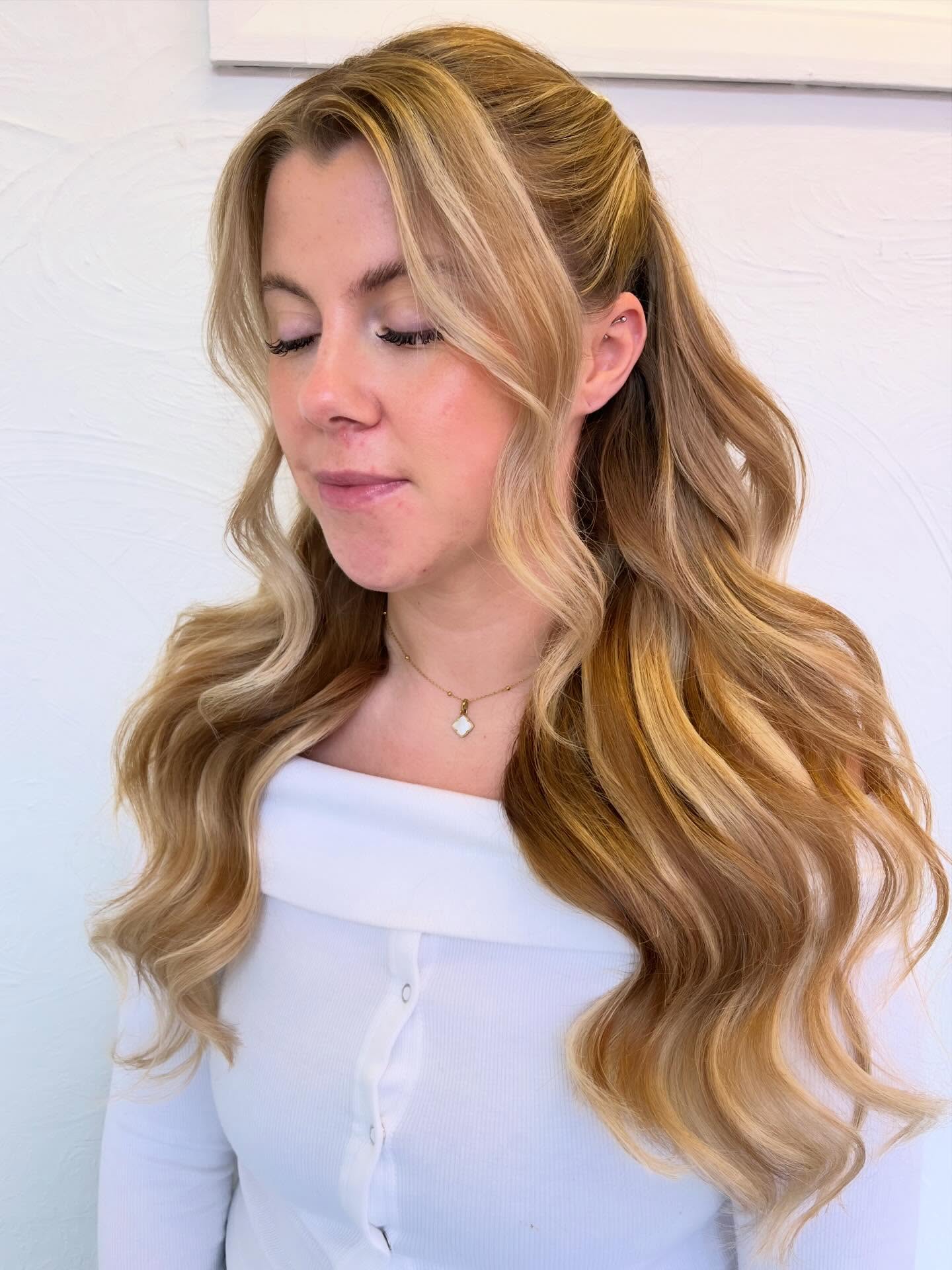 We are in the full swing of wedding hair trial appointments I love meeting my brides and hearing all about their big day. Don’t forget to bring your veil and wear a white top with a similar neck line to your wedding dress. 🤍
#bridalhairstylist #weddinghairinspo #leicesterweddinghair #weddinghairleicestershire #weddinghairstylistleicestershire