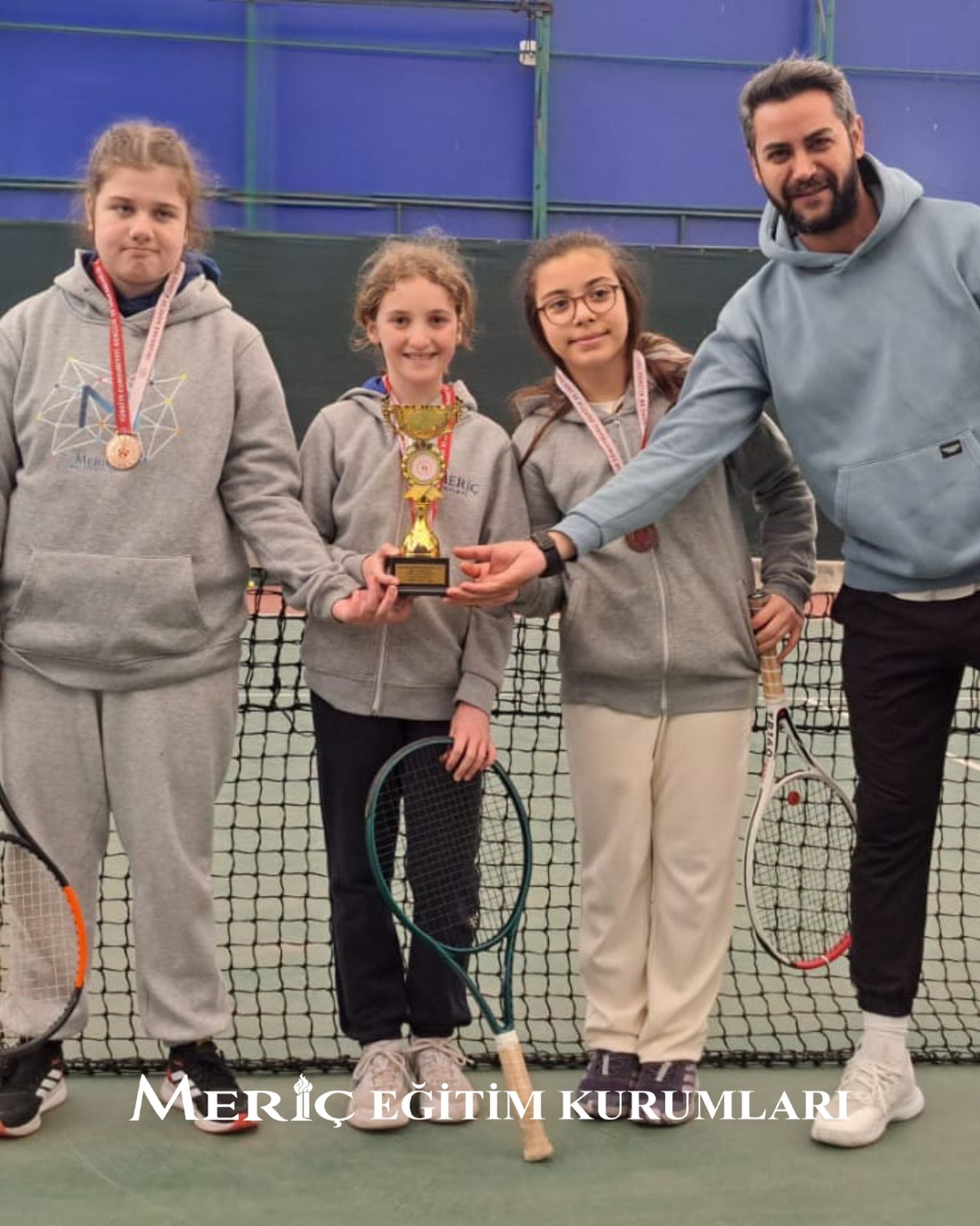 Gençlik ve Spor Bakanlığı Okul Sporları kapsamında düzenlenen Tenis Küçükler Müsabakalarında okulumuz Kırklareli Meriç Koleji adına kız takımı olarak yarışan 6. Sınıf öğrencilerimiz Ayşe Ada COŞAR, Asya DEMİR ve Duru İpek DOKUDUR İl 3.sü olmuş ve bronz madalya kazanmışlardır.🥉 Öğrencilerimizi tebrik eder, başarılarının devamını dileriz. 👏🏻🎾🥉🏆