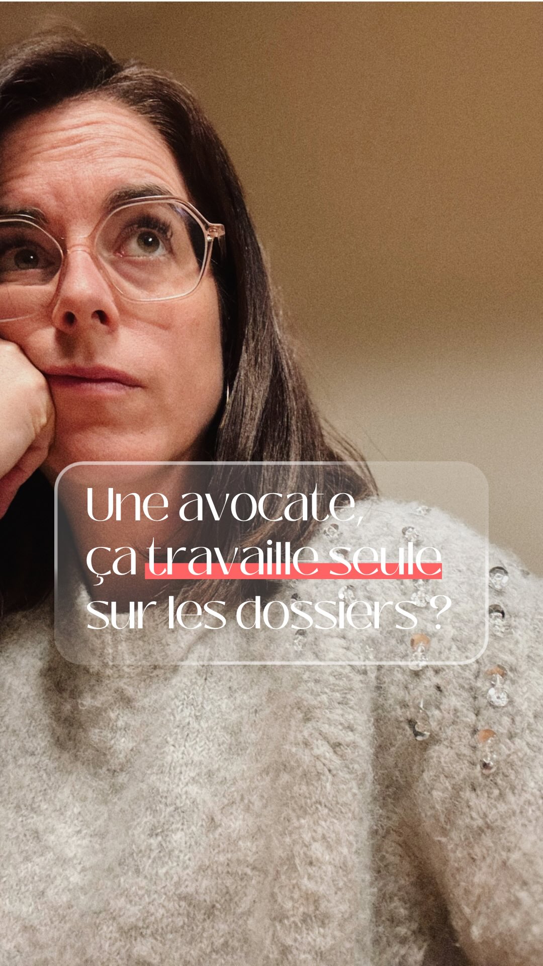 Je vérifie tout. Toujours.
C’est mon côté « control freak » : j’analyse chaque détail de vos dossiers, je gratte. Ça me passionne et c’est ma responsabilité.
Mais j’ai aussi compris une chose : l’ego est l’ennemi d’une bonne défense.
C’est aussi pour ça que je bosse en binôme, mais pas que.
Ca permet d’ouvrir le champ : discuter de ma stratégie avec ma collaboratrice pour l’enrichir.
C’est rassurant et stimulant : elle voit parfois ce que mes œillères de « cerveau » du dossier pourraient occulter.
Et aussi parce que cela ne s’arrête jamais.
Quand je suis en audience ou en déplacement, ou en vacances, le cabinet continue à assurer. H24.
Vous ne choisissez pas juste une avocate. Vous choisissez une méthode de travail et une équipe qui assure vos arrières.
#avocatpenalistebelgique #avocatbruxelles #droitpenal #defensepenale #vtavocats