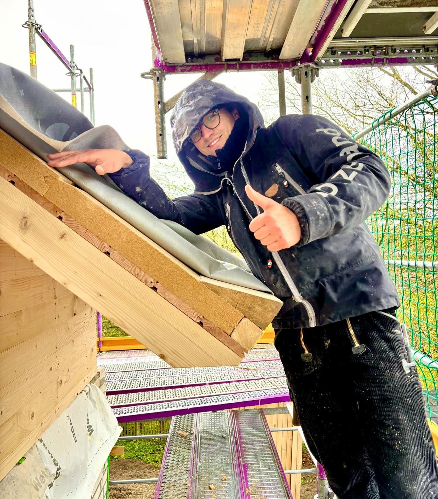 Daumen hoch!
Lukas präsentiert uns die lehrbuchartige Ausführung eines Dachüberstandes mit sichtbarem Sparrenkopf, Traufschalung und oberseitig angeordneter Holzweichfaserplatte.
Das ist doch was fürs Berichtsheft. 😉
#holzundhandzimmerermeister #dachstuhl #ökologischbauen #aufdachdämmung #holzbau
@gutex_de
@fries24.de
@team_baucenter_kiel