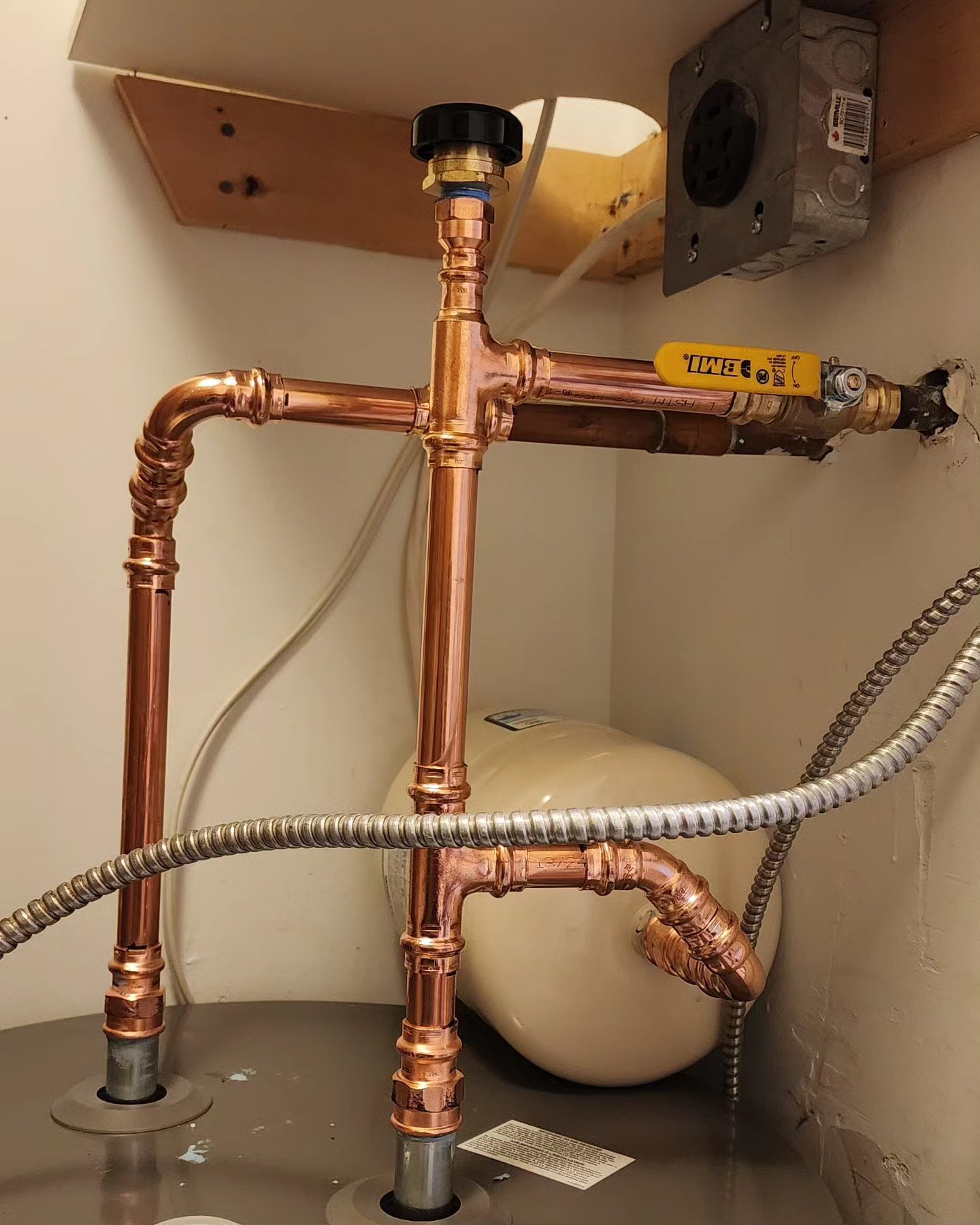 Shinny copper always looks good, even when it is hidden behind a washing machine.
#whistler #squamish #seatosky #plumber #gasfitting #renovation #contractor #construction #service #journeyman