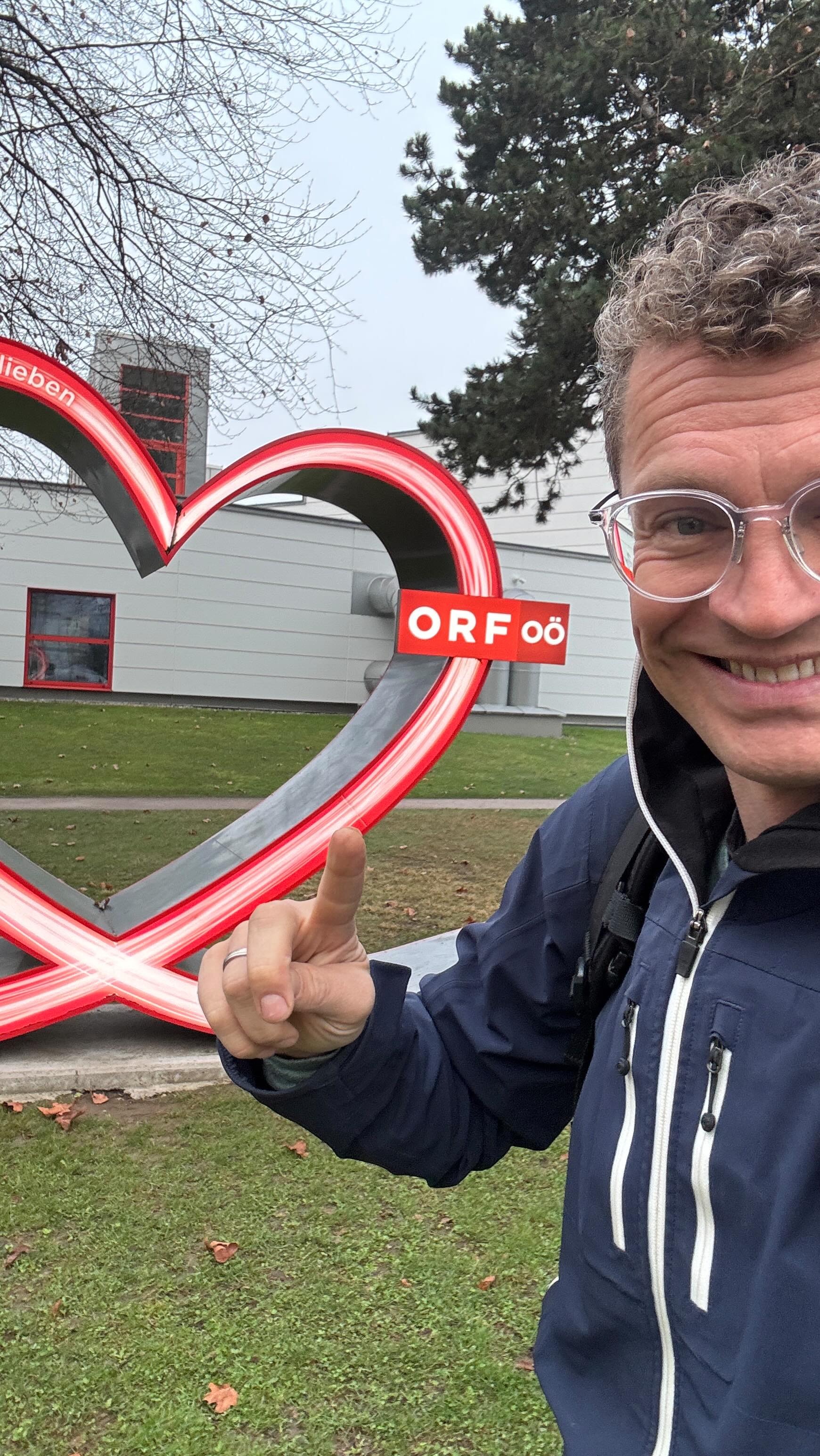 📻🔥 Heute Vormittag im Radio Oberösterreich gelaufen: Einblicke in unsere Reise nach Kenia ins Silicon Savannah und die Eröffnung „unserer Schule“ in Meru. 🙏 Danke an den ORF und Petra Lehner für die Einladung ins Landesstudio.
📸 Dazu ein paar ausgewählte Bilder und Videos – damit ihr nicht nur hört, sondern auch (ein bisschen zumindest) fühlt, was wir erlebt haben. Am Ende ein Video aus der österreichischen Botschaft in Nairobi, als uns die Vize-Landeshauptfrau von Meru nach einer berührenden Rede singend dankt!
#VomErlebnisZumErgebnis #SiliconSavannah #Meru #ORF #Dankbarkeit