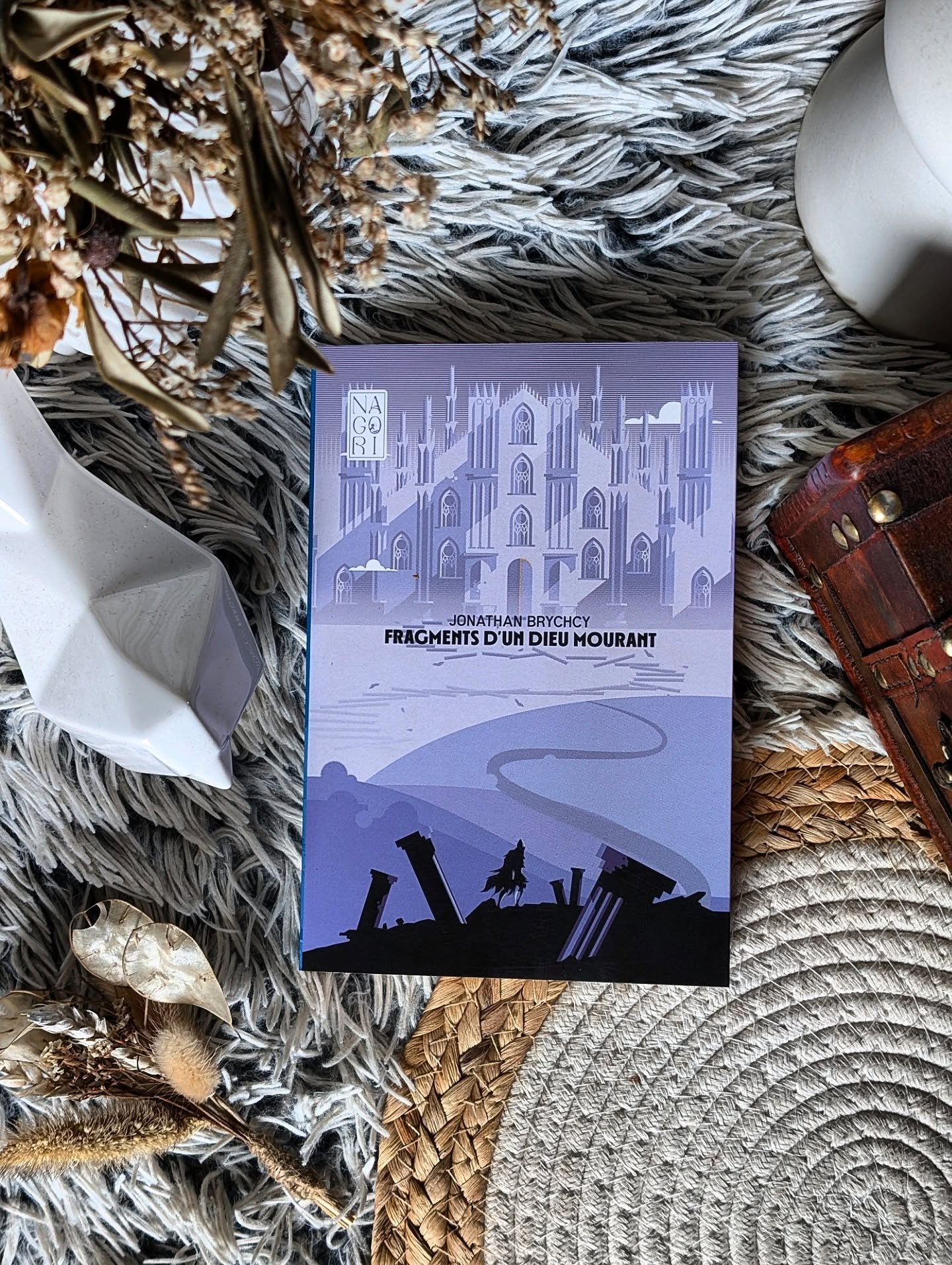 ✨ Fragments d’un dieu mourant - Jonathan Brychcy ✨
Je ne lis pas beaucoup de novella, mais il faut dire que le résumé de celle-ci m'avait donné très envie.
On plonge ici dans un monde ravagé, à l’agonie, façonné par la mélancolie d’un roi dont les émotions influencent directement l’univers. C'est une idée que j’ai trouvée assez fascinante.
C'est dans ce décor détruit, hanté et morose, qu'avance un homme sans nom. Un ancien garde, porté par son amour pour ce roi qu’il a juré de protéger… et qu’il ne supporte plus de voir sombrer. Alors il part. Il quitte tout pour une quête presque impossible : retrouver la Déesse, créatrice de ce monde, dans l’espoir de sauver celui qu’il aime. Un périple qui va s'avérer très poétique et qui va le mener bien au-delà des sentiers battus...
J’ai beaucoup aimé cet univers atypique, à la fois très doux, très sombre et philosophique. On est complètement immergé par cette ambiance lourde mais très belle, et on traverse l’histoire avec lui, entre espoir, amour et désespoir.
La plume est aussi belle, assez brute par moment mais ça en fait tout son charme. Je dirais même que cette lecture se vit plus qu'elle ne se lit. J'étais totalement emballé par l'aventure.
Je pense que c’est clairement une lecture quitte ou double : soit ça vous touche profondément, soit ça ne prend pas. Mais dans tous les cas, ça ne laisse pas indifférent.
Si vous avez vous aussi envie de vivre dans cet univers où les émotions décident de l'aspect du monde... Foncez chez @les_editions_actusf !
#Bookstagram #ChroniqueLittéraire #FragmentsDUnDieuMourant #Fantasy #LectureDuMoment