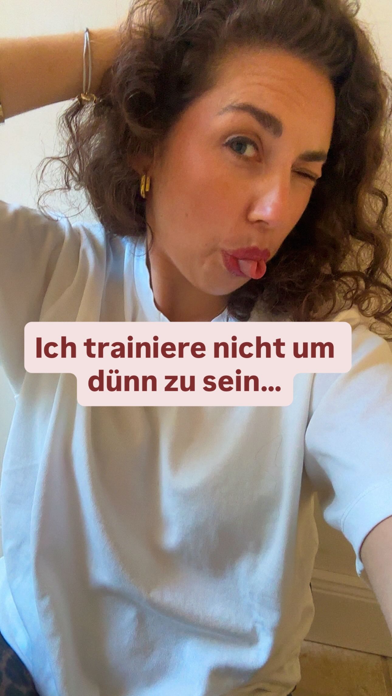 Viele denken, es geht ums Aussehen, um einen flachen Bauch, wieder back in Shape zu kommen. Aber das war nie mein Antrieb.
Es war dieses Gefühl…nicht mehr belastbar zu sein. Ich komme aus dem Leistungssport, wusste immer wie ich mir helfen kann - wenn ich mal verletzt war. Wenn die kleinste Sachen im Alltag nicht mehr funktionieren, wie das eigene Kind hoch heben. Sich ständig zurückzuhalten zu müssen. An Sport nicht zu denken. Dem eigenen Körper nicht zu vertrauen. So ging es mir vor einigen Jahren mit deiner Rektusdiastase.
Und genau da bleiben so viele Frauen stecken und geben sich auf, weil ihnen Experten und Umfeld sagen: „Das ist jetzt so, stell dich nicht so an. Das ist normal bei Mütter.“
Und das , nicht weil sie zu wenig machen. Sondern weil sie nie gelernt haben, WIE sie ihren Körper wirklich wieder aufbauen.
In meinem kostenlosen Webinar zeige ich dir genau das.
Wenn du dich wieder stark, stabil und verbunden fühlen willst:
Melde dich jetzt an (Link in Bio)