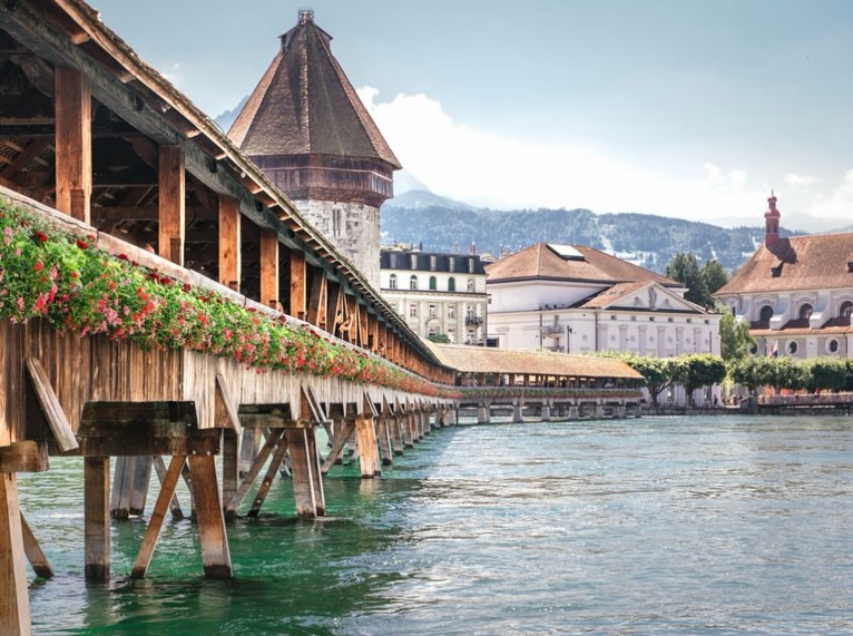 Storybook views, alpine air, and cities that do it all 🇨🇭✨
Switzerland is where fairytale landscapes meet effortless sophistication—think panoramic train rides through the Alps, lakeside swims in Lucerne, and stylish city moments in Zurich and Geneva.
Whether you’re planning a one-week escape or just a 3-day stopover, it’s a destination that delivers in every season (hello summer lake days + cozy winter ski vibes).
In my latest blog, I’m sharing how to experience the best of Switzerland—plus insider tips, timing guidance, and a few exciting new openings to know 👀
Save this for later and start dreaming ✈️