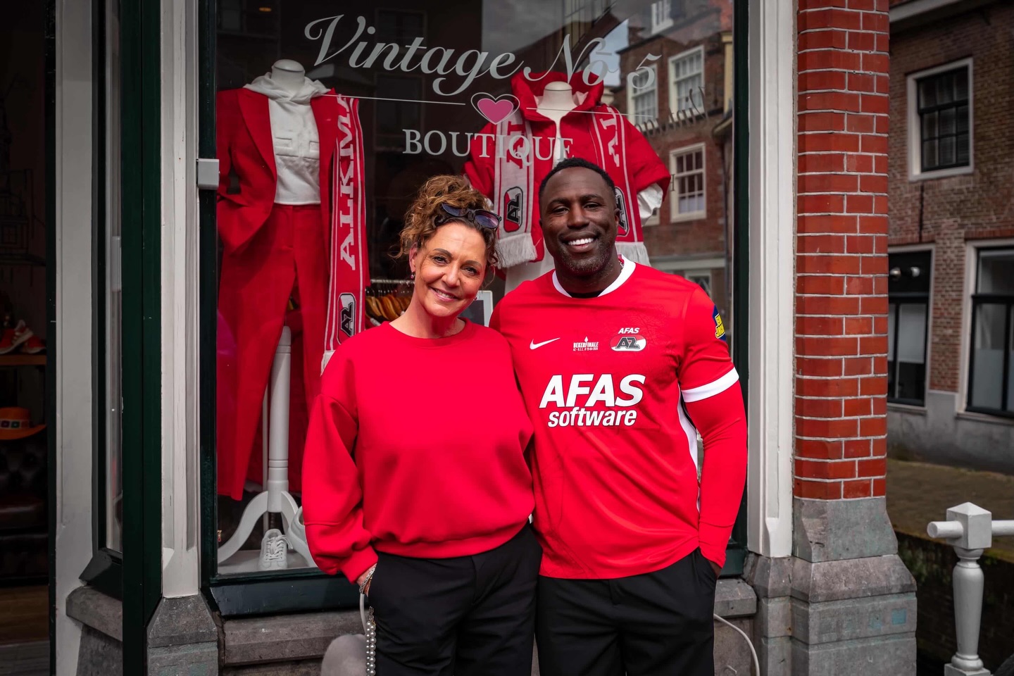 Shooting with the cup Hero @jozyaltidore ๐
Big Thanks for your support Jozy and fingers crossed for @azalkmaar this Sunday ๐ค๐ป๐
Another shoutout to @edvandepol ๐๐ป
#bekerfinale #azalkmaar