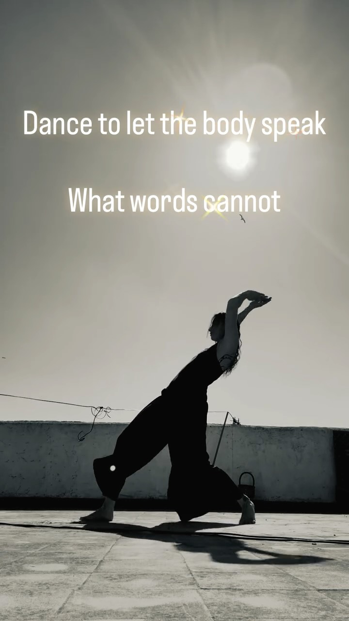 Il y a des choses que je ne sais pas dire.
Des émotions trop vastes, trop brutes, trop vivantes pour entrer dans des phrases.
Alors je danse.
Je danse pour guérir.
Je danse pour relâcher.
Je danse pour laisser mon corps raconter l’histoire que mon mental ne comprend pas encore.
La danse est devenue mon espace sacré.
Un endroit où je n’ai rien à prouver.
Où je peux être sauvage, douce, traversée, vulnérable et puissante à la fois.
✨ Let the body speak what words cannot.
Fun fact : au moment exact où cette phrase apparaît à l’écran… mon ami parle dans la vidéo.
Comme si l’univers soulignait le message.
Comme si le corps et la voix se répondaient parfaitement.
Et toi…
Quand as-tu laissé ton corps parler pour la dernière fois ? 🤍