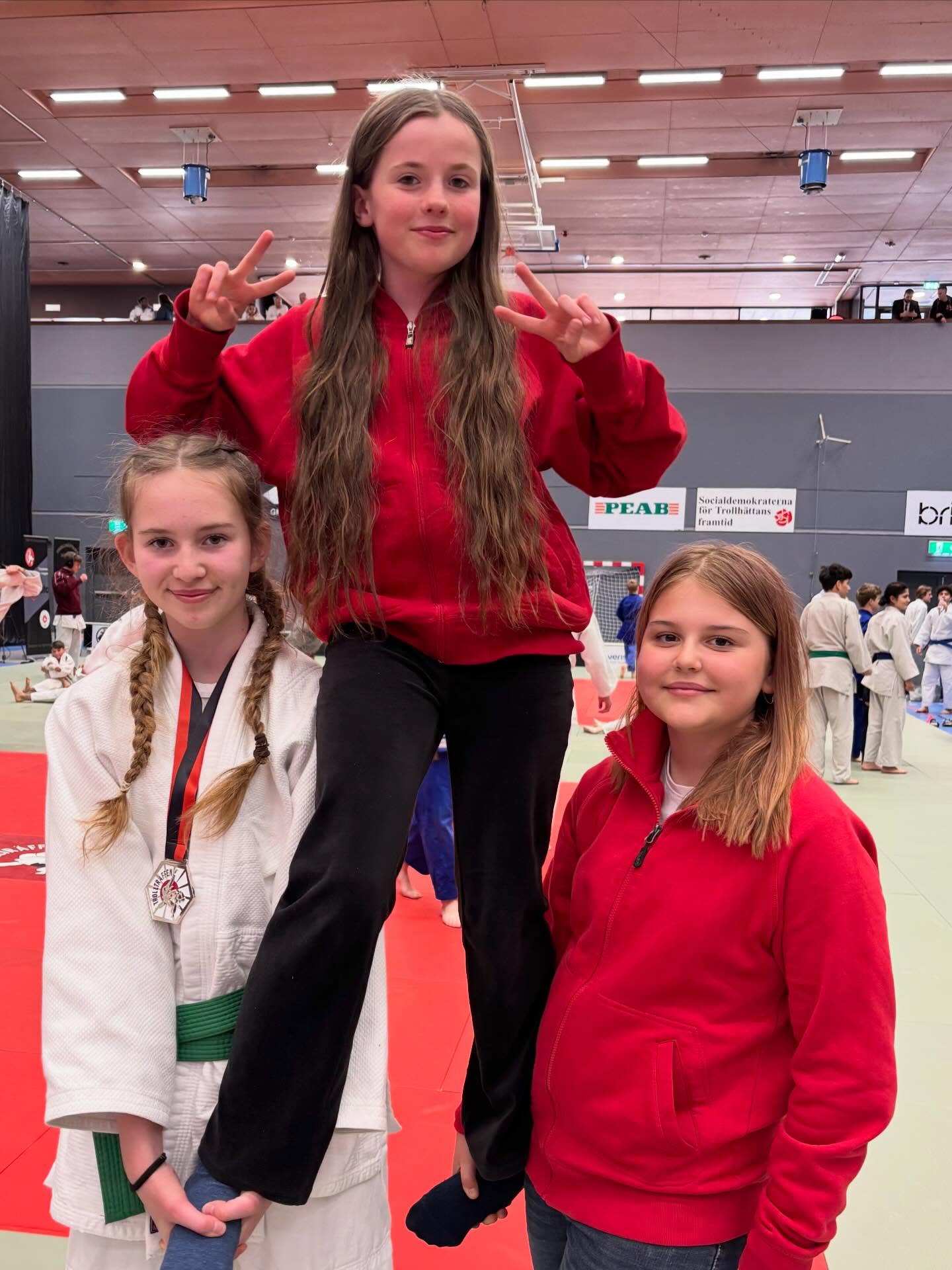 Idag har Vilma varit i Trollhättan för Trollträffen tillsammans med vapendragarna Juni och Ella. Starkt jobbat Vilma! 😊