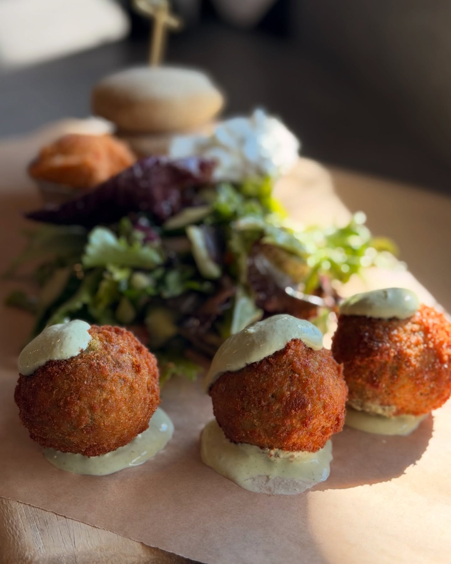 Looking for a light and fun vegetarian option? 🌱✨ Our Falafel Plate brings homemade pitas, tzatziki, hummus, & falafel with avocado-ranch aioli. This fun middle eastern plate is finished with a tangy mediterranean side salad 🥗
#cooknneedham #bostonarea #westofboston #needhamma #cantonma