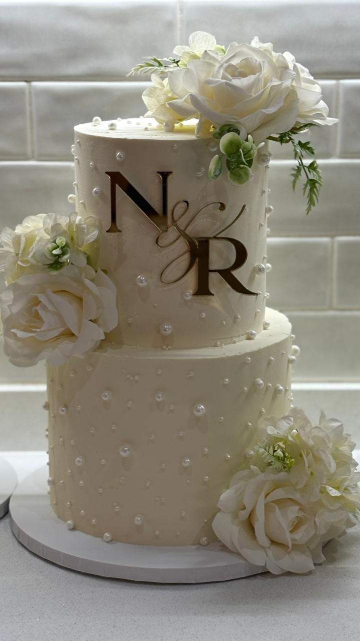 First wedding cake of the year🥰🥰🥰
#baked_by_skye #cake #cakedecorating #explorepage #cakedesign