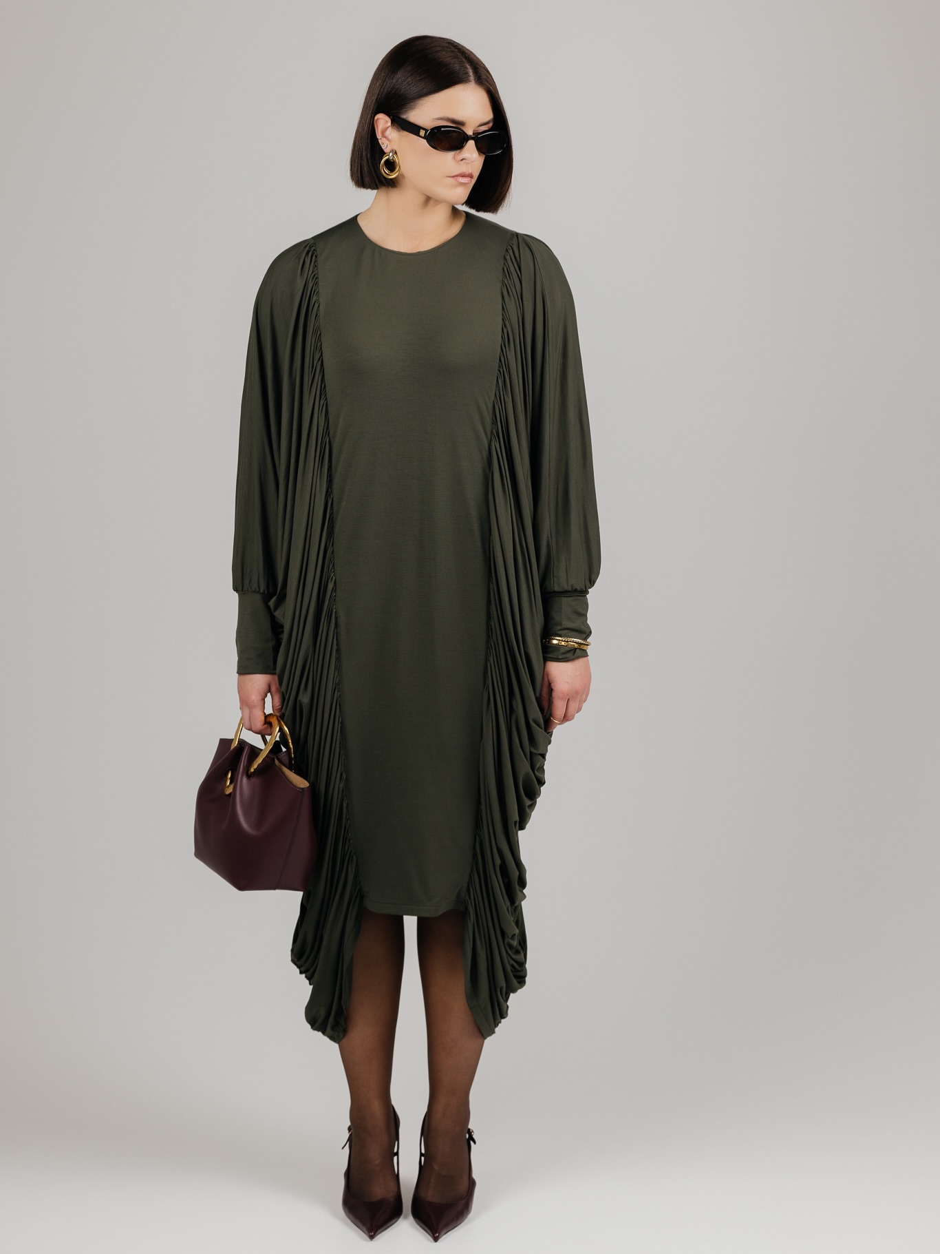 DRAPE suknelės yra absoliučiai ypatingos! 🌪️
Nepaisant to, kad suknelėje slepiasi NET 6 METRAI medžiagos, ji yra lengva ir priglunda tarsi antra oda.
Išskirtinis dizainas, skirtas išskirtinėms moterims - būti pastebėtoms, būti pamatytoms, būti prisimintoms ☝️
Vienas mylimiausių dalykų apie šias sukneles yra tai, kad jos itin gerai maskuoja blauzdas. Kas sekate PÙPLA ilgą laiką žinote mano kompleksą - aš labai vengiu nešioti šortus ir sukneles, kurios atidengia blauzdas, nes jos pas mane neproporcingai stambios ir visiškai neprideda įvaizdžiui lengvumo 😬
Tačiau šios suknelės kraštai krenta ant blauzdų kraštų ir vizualiai jas lieknina, kas man pasirodė tiesiog nuostabus sprendimas moterims, kurios turi panašių problemų 🥹
Žiūrint į patį suknelės modelį, jis labai tinkamas didesniems dydžiams, nes ji savyje turi labai labai labai daug laisvės. Tik po ja nepamirškite vilkėti formuojančių apatinių! Nors aš negaliu skųstis savo figūra, tačiau fotosesijos metu taip pat juos vilkėjau, nes jie tiesiog sustato viską į reikiamas vietas ir „nublurina“ kūno linijas tarsi kokia programėlė 🙂↔️
Už drąsą išsiskirti ir lepinti save drabužiais, kurie puošia! 💋