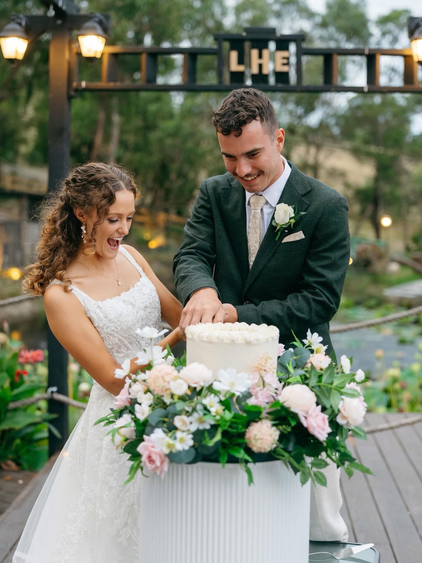 There’s something truly magical about the cake cutting moment at a wedding — a sweet symbol of love, unity, and the beginning of forever. ✨ Watching two hearts share that first slice together is pure joy, beautifully wrapped in laughter, smiles, and celebration. Moments like these are why we do what we do 💍🍰
Photo by @singlesoulau
#WeddingMagic #LoveInEveryDetail #CakeCuttingMoment #WeddingInspiration #EventStylist