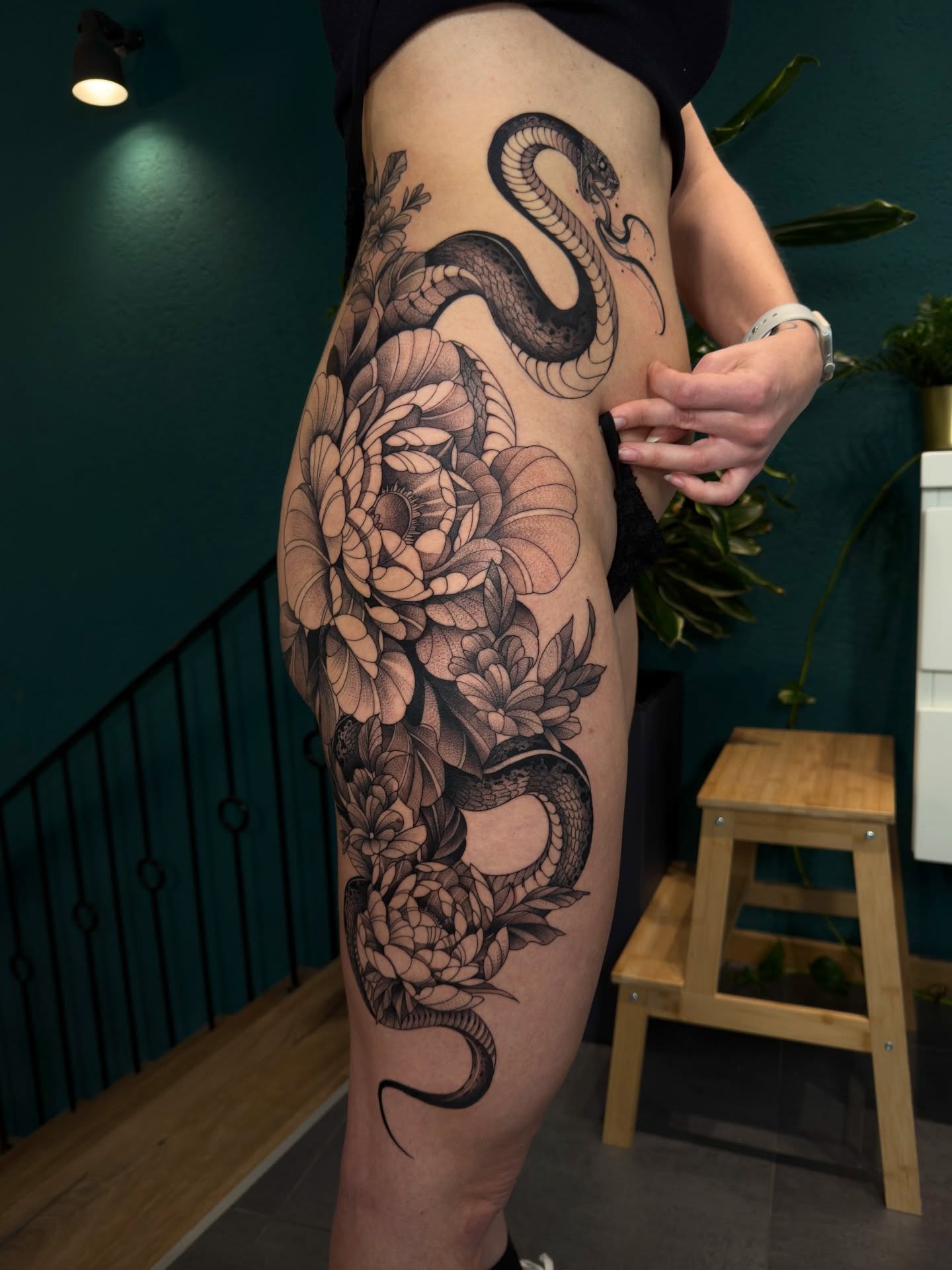 „FLOW & COMPOSITION“ 🐍🌸
Black & Grey Design, perfekt an Körper und die Anatomie unserer Kundin angepasst. Eine starke Komposition, die sich natürlich über das Bein zieht und in jeder Perspektive ein Hingucker ist.
Fertiggestellt in 2,5 Sessions von unserer @mikki__tattoo
❗️Mikki verlängert seinen Aufenthalt und ist noch den ganzen Mai für euch da ❗️
📆 BOOK NOW 📆
Solche Projekte entstehen durch eine saubere Planung im Voraus 💯 In einem kostenlosen Beratungsgespräch entwickeln wir gemeinsam dein Motiv, klären alle Details und visualisieren das Ergebnis bereits vor der ersten Session digital auf deinem Körper.
So startest du mit einem klaren Bild und einem sicheren Gefühl in deine Tattoo-Session.
Du planst ein größeres Projekt?
Schreib uns eine DM 📩 / WhatsApp 📲 oder komm direkt im Studio vorbei.
Wir freuen uns auf dich ✨
Dein Fearless Ink
👉SWIPE
#peonytattoo #snaketattoo #chiemgau #finelinetattoos #floraltattoo