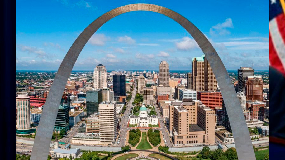 Economía regional: estabilidad con cautela. Sectores como geoespacial, logística y manufactura mantienen a St. Louis firme, aunque la inflación y los costos de energía enfrían el consumo. Lee más en el enlace. Link in Bio #StLouis #Economía #Negocios #Inflación #Industria