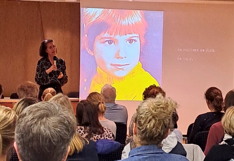 Prävention ist Teil unserer Arbeit – wir begleiten Wunden und wollen dazu beitragen, dass diese gar nicht erst entstehen.
Neulich war unsere Initiatorin @eva_michielin auf Einladung von Manuela Lieb von @wirbelwind.rt Teil eines Info-Abends für Ärztinnen und Ärzte. Die zentrale Frage: Was können Ärztinnen und Ärzte wahrnehmen, wenn Kinder und Jugendliche in ihrem Alltag Missbrauch erleben? Eva erzählte von sich als Kind: von ihrer Geschichte und von den Anzeichen, die damals hätten auffallen können. Es entstand ein echter, berührender Austausch.
Prävention braucht Stimmen wie Evas. Diese Brücke zwischen persönlicher Geschichte und fachlichem Handeln bringt Veränderung – und schützt Kinder, Jugendliche & Erwachsene in entscheidenden Momenten.