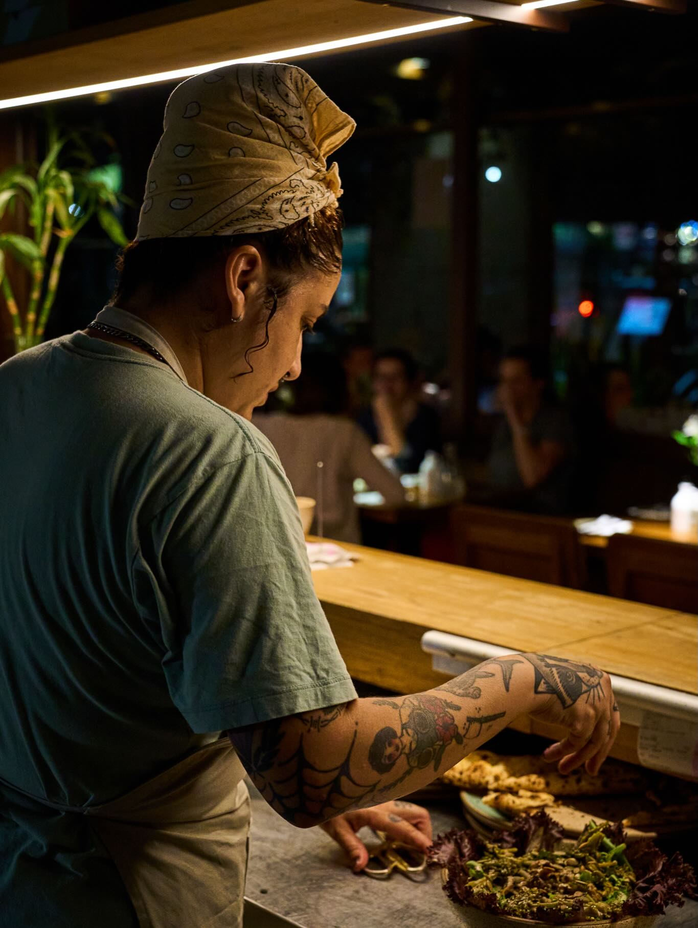 Aos poucos nosso salão se enche de vida. Tudo pronto para mais uma noite em nossa casa. E, sim: só para te receber.
Org.
Todos os dias, das 18h às 23h
