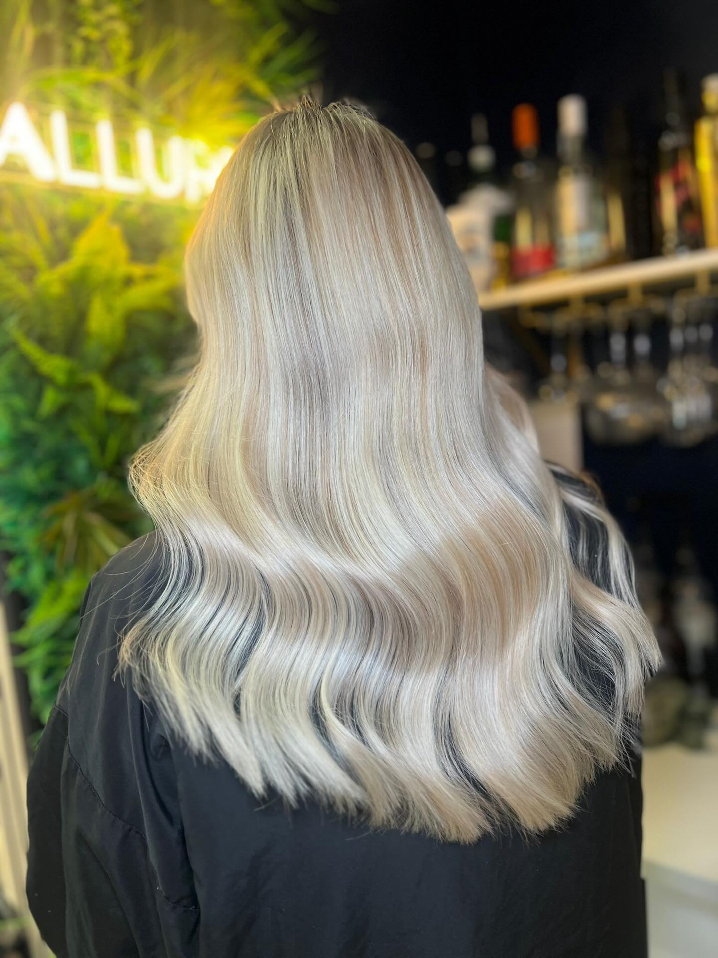 Brassy tones removed and replaced with a soft, creamy blonde ✨
A custom tone to neutralise warmth and create a smooth, natural finish, by stylist Ebony🫶🏻
@lorealpro @lorealpro_education_uki