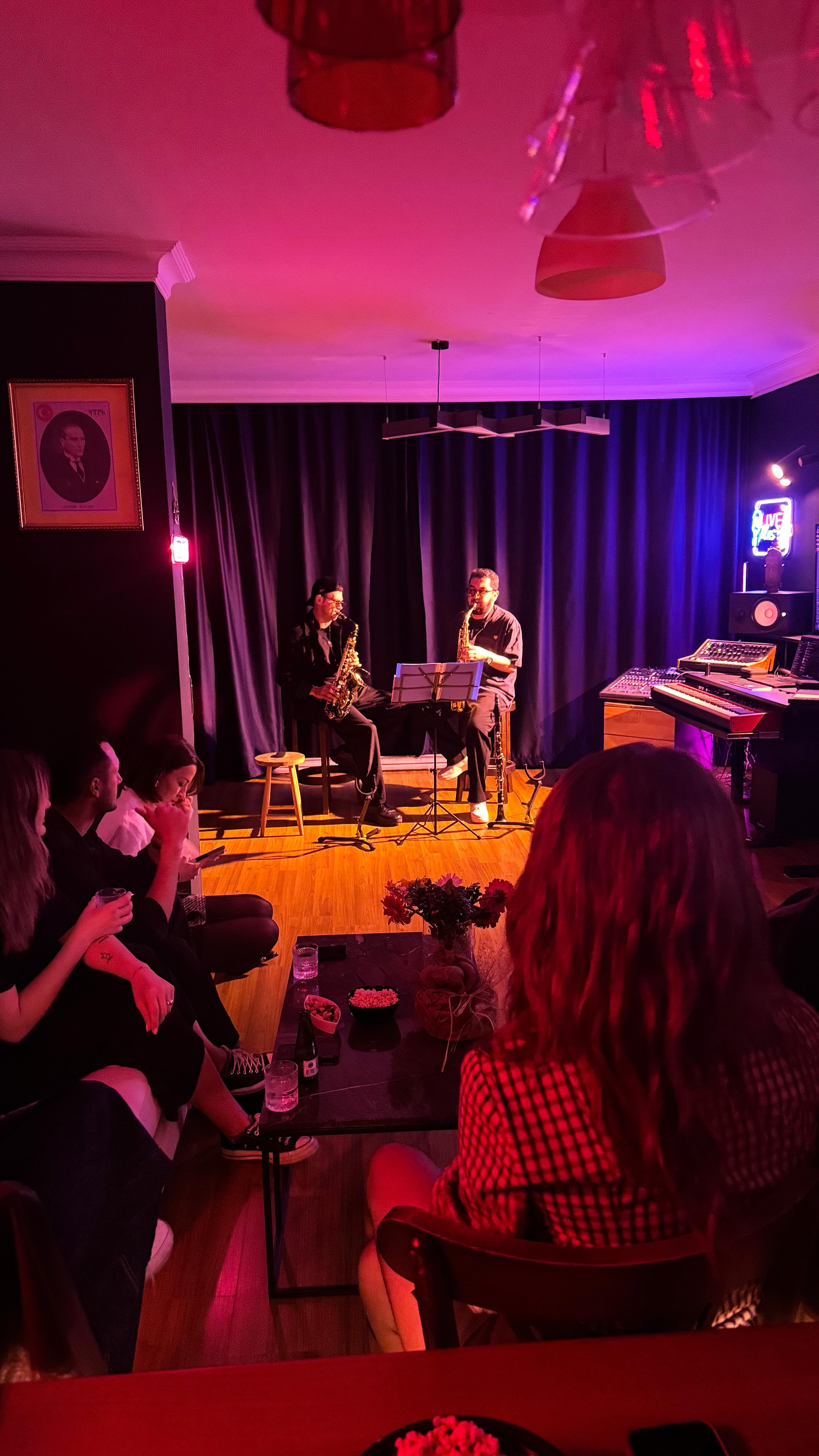 👉Sanırım tam da öyle bir yere dönüşüyor.
Bir odadan fazlası olsun istedik. 🎩
Şimdi biraz stüdyo, 🎙️
biraz sahne, 🎬
biraz da gerçekten yaşayan bir deneyim alanı gibi..
#saxperience #saxhanemusic