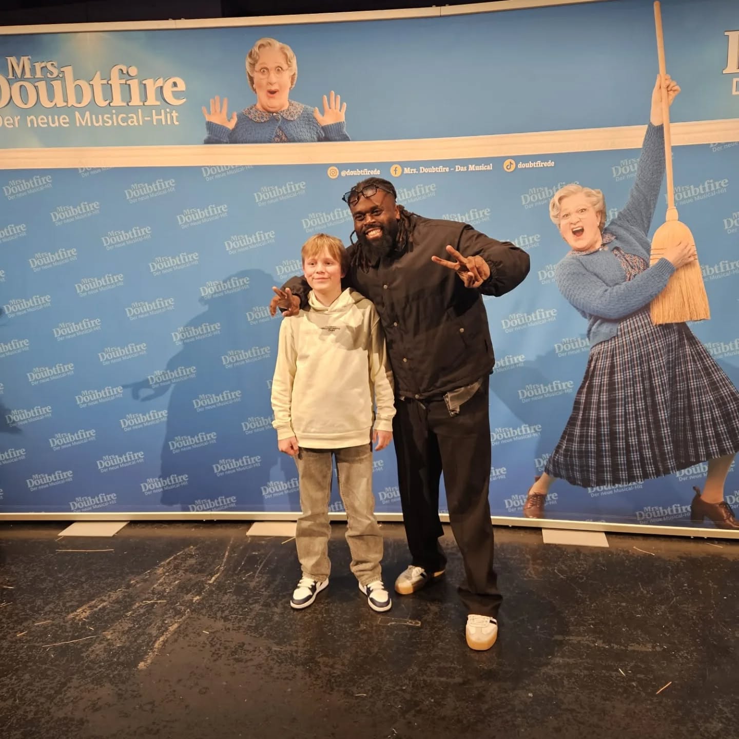 Wir sind so stolz auf unseren Elias! ✨
Seit einiger Zeit steht er im Musical Mrs. Doubtfire mit echten Profis auf der Bühne – und rockt das einfach total! 🎭🔥
Mit so viel Talent, Mut und Ausstrahlung zeigt Elias, was möglich ist, wenn man für etwas brennt. Wir feiern dich und freuen uns riesig, deinen Weg mitzuverfolgen! 💙
Weiter so, Elias – wir sind stolz auf dich! 🙌
#proud #musical #mrsdoubtfire #onstage #talent