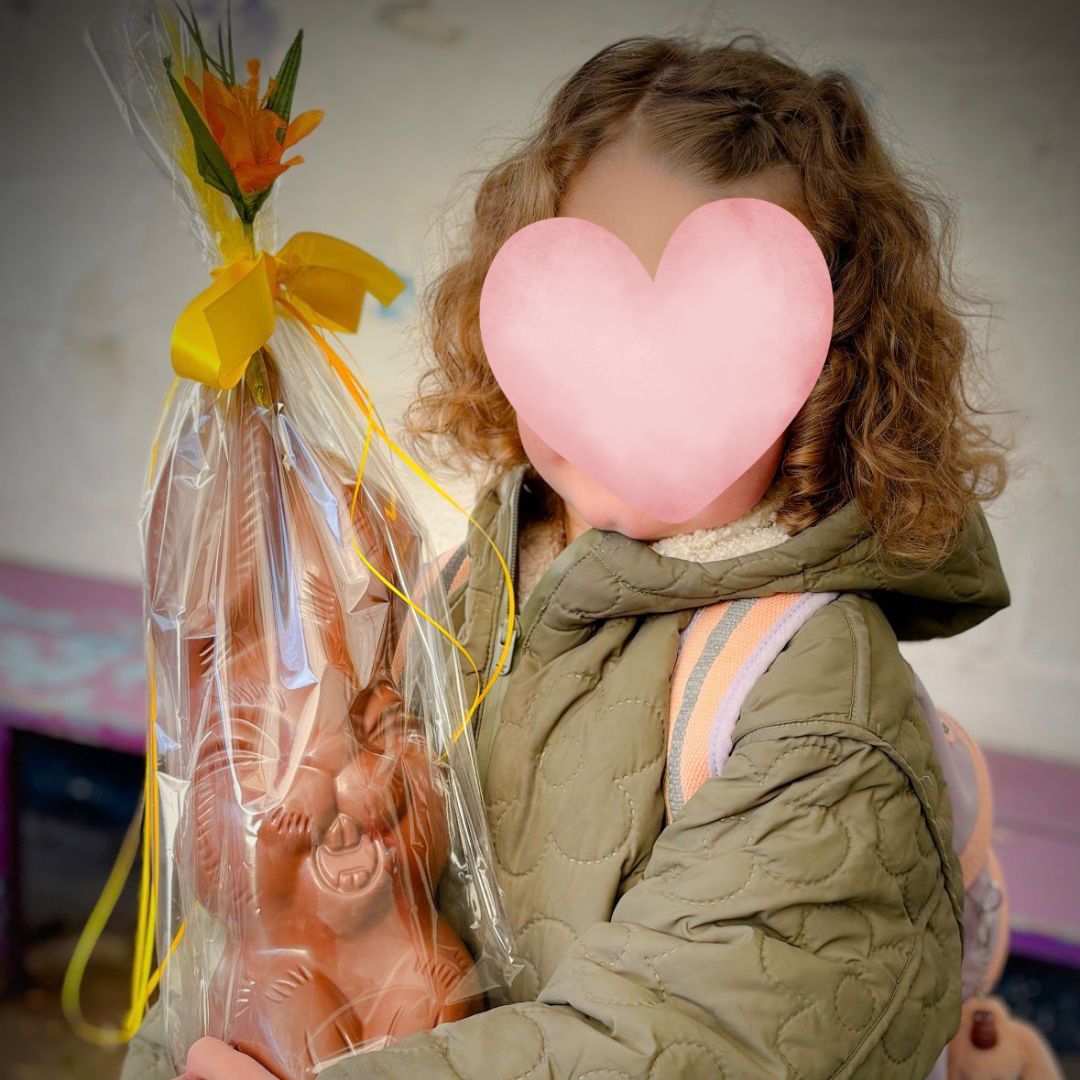 Félicitations à notre grande gagnante du Loto de Pâques, qui a remporté une superbe figurine en chocolat XXL 😍 !
Mais ce que nous retiendrons surtout, c’est son incroyable générosité. Elle a tenu à partager son chocolat avec toute l’école, transformant son gain en un vrai moment de joie collective.
Vendredi midi dernier, une distribution a été organisée pendant la récréation du midi, grâce à nos accueillantes.
Le partage, l’attention aux autres, la joie de faire plaisir… quel bonheur de voir nos enfants grandir avec de si belles valeurs !
Un immense merci à la @lacabossedor_belgique pour ce superbe lot, et bravo à notre gagnante pour ce geste qui a illuminé la journée de toute l’école ✨ !
#lotodepaques #chocolatxxl #partage #generosite #ecoleprimaire #ecolematernelle #viescolaire #ecolesaintjosephohain #ecolesaintjoseph #ecolestjosephohain #ecolestjoseph #ecoleohain #ecolelasne #ecolesdubrabantwallon #vivrealasne #communedelasne #ohain #lasne