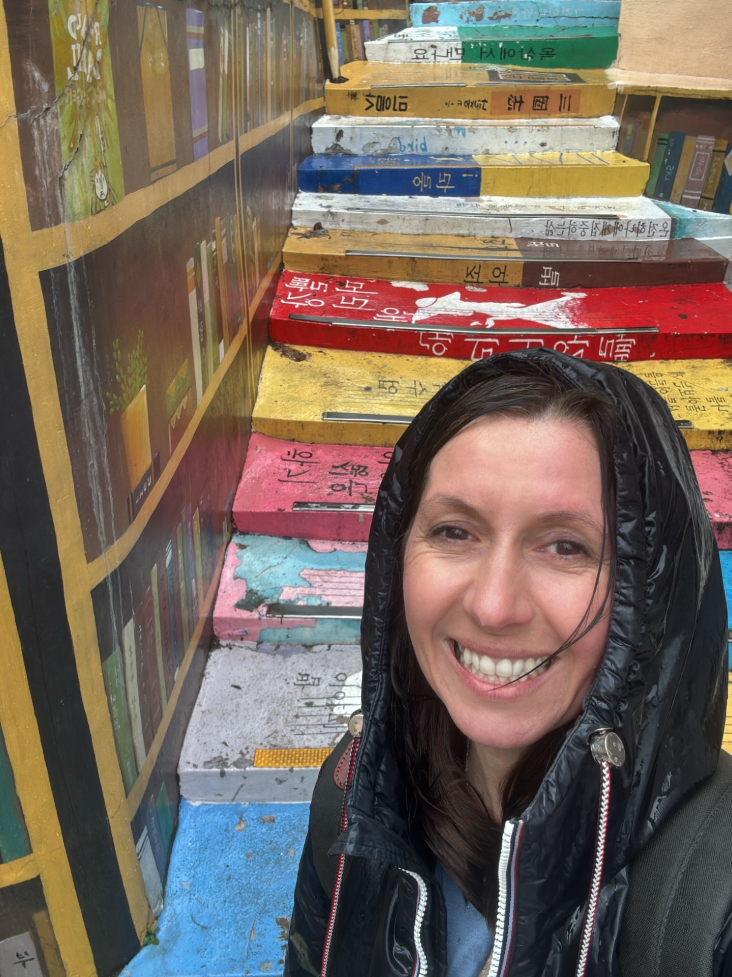 En voyage, je vis avec très peu.
Quelques vêtements.
Toujours les mêmes.
Pas de superflu.
Et pourtant…
Je ne ressens aucun manque.
Au contraire.
Je me sens plus présente.
Plus disponible.
Plus légère.
Parce qu’en voyage, je ne cherche pas à plaire.
Je ne cherche pas à compenser.
Je vis.
Je profite des moments présents.
Je lis
et surtout je prends le temps de rire avec ma famille sans être parasitée par le rangement, le ménage et l’organisation.
je réalise pleinement que :
👉 Ce qui nous manque, ce ne sont pas les objets
👉 mais plutôt l’espace mental, émotionnel et physique pour faire des choses qui nous plaisent et nous motivent.
Tu vas me dire : « mais au quotidien on est obligé de faire des trucs chiants !! »
Oui c’est indéniable mais pourquoi se rajouter des tonnes de trucs chiants alors qu’on pourrait se simplifier la vie en ayant moins de choses , des espaces plus simples à organiser, à ranger , à entretenir.
En tout cas pour ma part , à chaque fois que je voyage j ai envie encore d’alléger chez moi quand je rentre 🤗
Et si toi aussi…
Je sais que c’est possible et ce voyage à fait émerger plein de nouvelles idées pour y arriver
Je te dis tout en rentrant
💭 Et toi, tu es comment en vacances :
minimaliste ou valise XXL ?
Ta maison te manque ou tu n’y penses meme pas ?
Sandra ta home organiser passionnée ❤️ ( en vacances)
.
.
.
#homeorganiserfrance #homeorganiserlyon #rangement
Home organisation
Rangement
Home organiser pays de jex
Home organiser Lyon
Home organizer Lyon
Ain Loire saint etienne