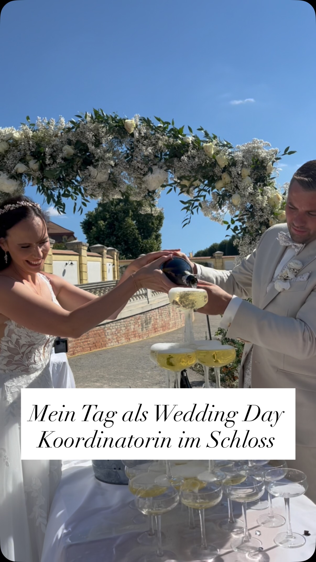 Begleite mich einen Tag lang bei einer traumhaften Schlosshochzeit! Ich nehme dich mit hinter die Kulissen und zeige dir, was ich vor Ort alles mache, damit alles glattläuft.
Zuerst geht’s an den Feinschliff: Ich checke das Table Setting und das Tor-Setting für die Trauung. Ein absoluter Hingucker bei dieser Hochzeit war definitiv der Champagnerturm ein echtes Highlight für die Gäste! Außerdem kümmere ich mich um den Sweet Table, die Goodies für die Liebsten und sorge im Hintergrund dafür, dass jedes Detail genau dort ist, wo es hingehört. So kann das Brautpaar den Tag einfach nur genießen, während ich die Fäden in der Hand halte.
#weddingplanner #hochzeitskoordination #weddingday #schlosshochzeit #champagnerturm