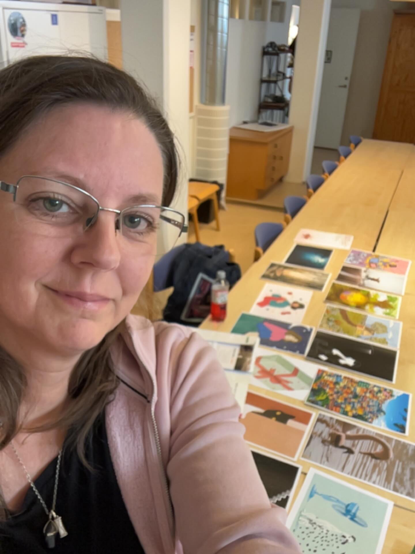Idag skrev vi utifrån bilder på skrivkursen jag leder på Studiefrämjandet. Allra roligast var det att höra alla olika texter som blev i övningen när alla skrev utifrån samma bild. Fantasi är fantastiskt!
#orda #ohördaord #kreativtskrivande #skrivliv