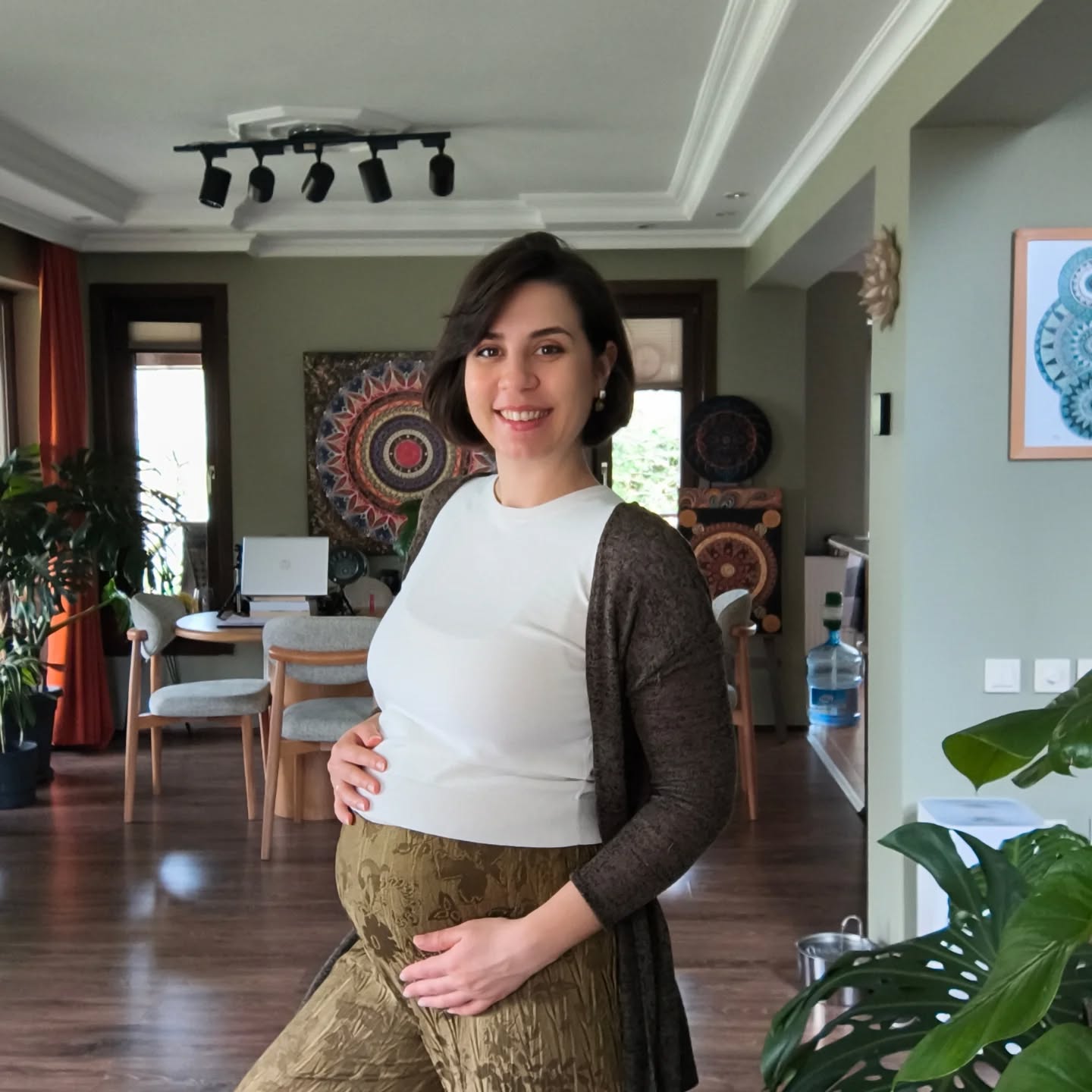 Nisan ayından tatlı bir akış bırakmak istedim buraya🍀 Bahar ile beraber içim daha bir kıpır kıpır bu sıralar....
Tam bir dönüşüm süreci , bedenim, duygularım, etrafım birçok şey dönüşüyor yine. Yine kabuk değiştiriyorum adeta 🌼
Birşeyleri bırakmam gerekiyor, bazen direniyorum buna, eskisi gibi kalsın istiyorum. O daha güvenli geliyor ama sonra çalışıyorum kendimle direnci görünce ve bırakıveriyorum 🌹
Bu ay mandala eğitimini koymuş olmam çok ama çok iyi geldi, şahane bir sınıf oluştu ve çılgınlar gibi mandala çiziyorlar, paylaşıyorlar, çemberimizde beraber dönüşüyoruz... Bende uzun zamandır yapmak istediğim bir mandalaya, sanatçı ruhuma şükür ki alan açabildim 🙏
Çok öğrendiğim bir ay bu , geliştiğim, yeni bir ben yarattığım. Yoğun bir kıştan çıkmış, küçük kıpırtılara izin veriyorum şimdi ....
İyi ki bu güne kadar kendime, ruhuma yatırım yapmışım, şifayla buluşmuşum. Şifacı olmuşum 🤍
Sevgilerimle