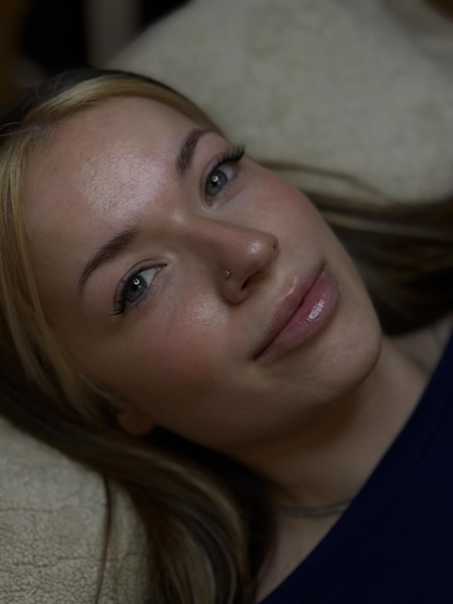 💋 PMU LIPS – Der Ablauf
1️⃣ Vorher – natürliche Lippen
2️⃣ Während der Behandlung – präzise Arbeit für perfekte Konturen
3️⃣ Ergebnis – frische, volle & definierte Lippen
Direkt nach der Behandlung kann es noch leicht geschwollen und intensiver in der Farbe sein – das ist ganz normal ✨
Die Farbe wird in den nächsten Tagen weicher, natürlicher und heller 🤍
Permanent Make-up Lippen ist perfekt für dich, wenn du…
✔️ jeden Tag perfekt geschminkte Lippen willst
✔️ keine Lust mehr auf ständiges Nachschminken hast
✔️ deine natürliche Lippenform betonen möchtest
Ein großes Danke an unser wunderschönes Modell – es war uns eine Freude, mit dir zu arbeiten 🤍
Wake up & ready 💄
📩 Termine per DM sichern – begrenzte Plätze!
#pmulips #permanentmakeup #lipblush #beautynürnberg #nürnbergbeauty pmunürnberg aestheticlips glowlips beautydeu