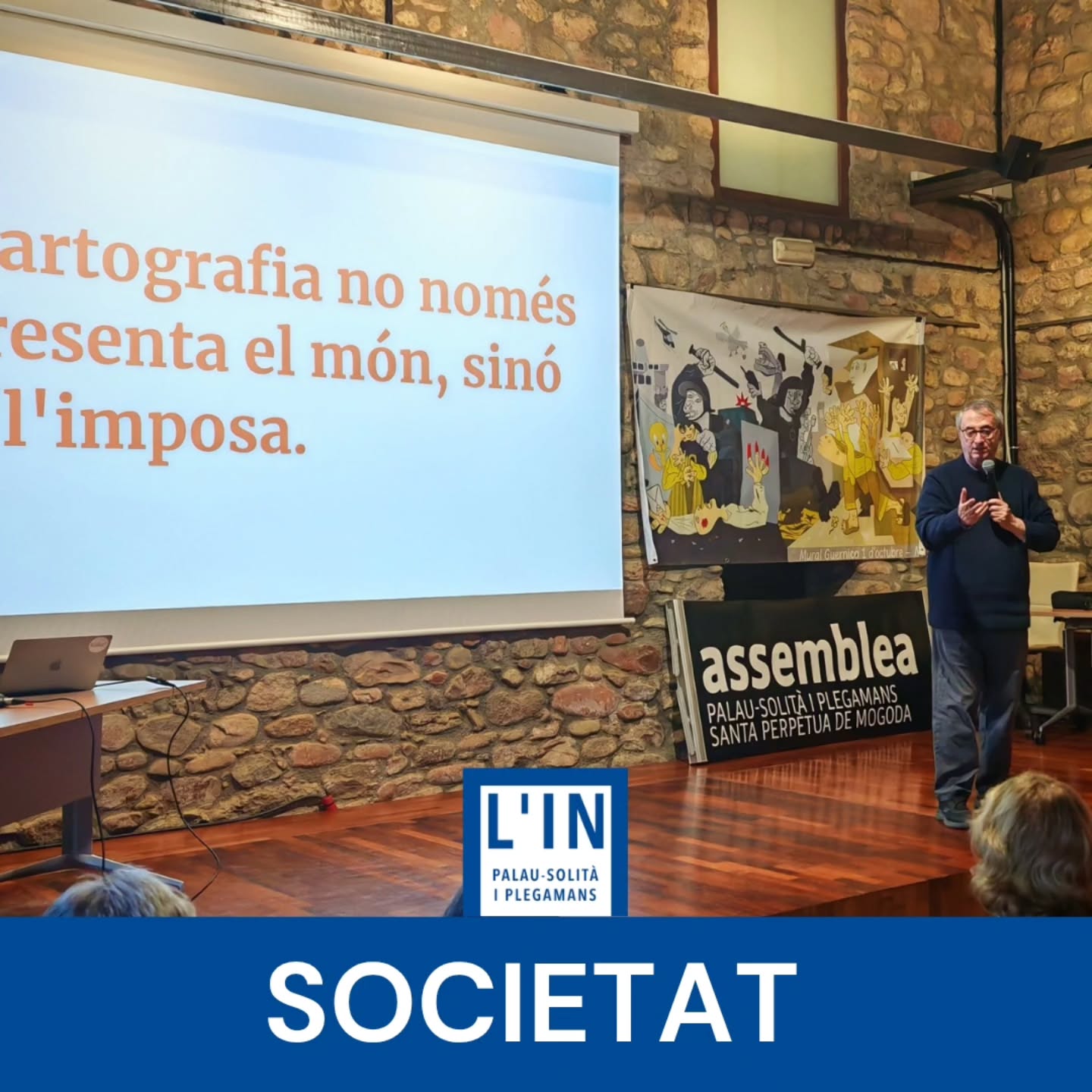 LLIBRES. Vicenç Partal, periodista director del portal Vilaweb, ha visitat avui Palau-solità i Plegamans per presentar el seu darrer llibre, titulat 'Entendre els mapes' i editat per Vilaweb. Partal no només col·lecciona cartografia, sinó que l'analitza i l'estudia amb una perspectiva exigent i crítica. En aquesta obra, proposa als lectors que vagin més enllà del dibuix aparent i que concebin els mapes com a alguna cosa més que simples representacions físiques del territori. Tal com defensa l’autor, els mapes poden funcionar com a instruments de poder, relats de la història, codis simbòlics i fins i tot com a reflex de la manera com pensem i llegim el món.
L'acte ha estat organitzat per la secció local de l'Assemblea Nacional i ha reunit una trentena de persones que en acabar l'exposició de Partal han tingut ocasió de fer-li diverses preguntes sobre el tema.
@assembleacat @vpartal @vilaweb #Palausolitaiplegamans #Psip