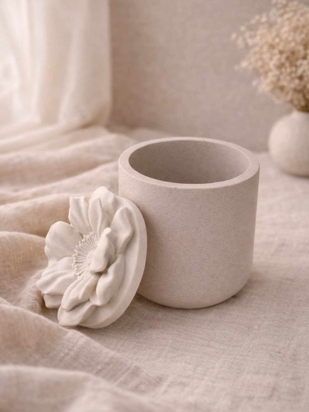 Éclosion Ø 6,5 —
Un petit pot artisanal au charme poétique : couvercle fleuri et texture douce.
Parfait pour ranger vos trésors du quotidien ou apporter une touche déco raffinée à votre intérieur.
Disponible en Gypse — chaque pièce est unique. 10,50€
#Décoration #Artisanat #Maison #DesignIntérieur #gypse