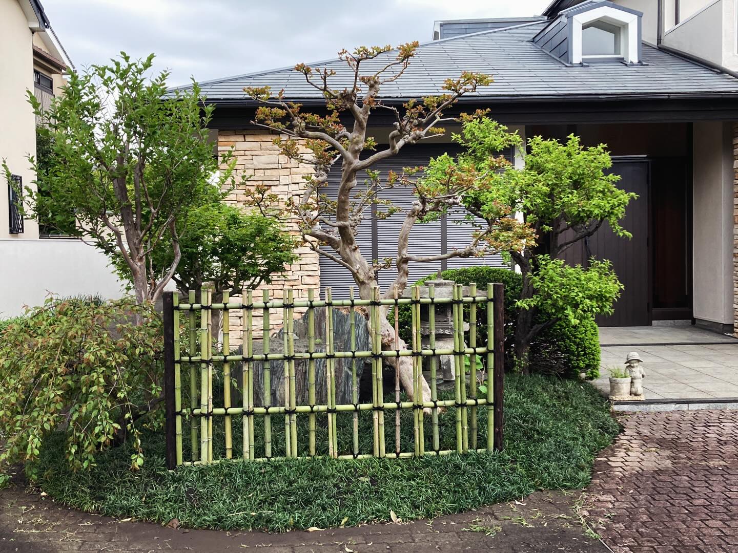 植栽2日目。
冬に整理したお庭の造園がスタートしています。
信頼しっぱなしの職人達の知恵と技をもらって。
職方は淡々と動き、会話はするけど手は止まらず、ギアを入れずにニュートラルで動きます。走ることなく惰性とも言えるスピードで、でも止まらず。毎日体を動かすから、ギアを入れたら体が保ちません。でも、時々瞬間