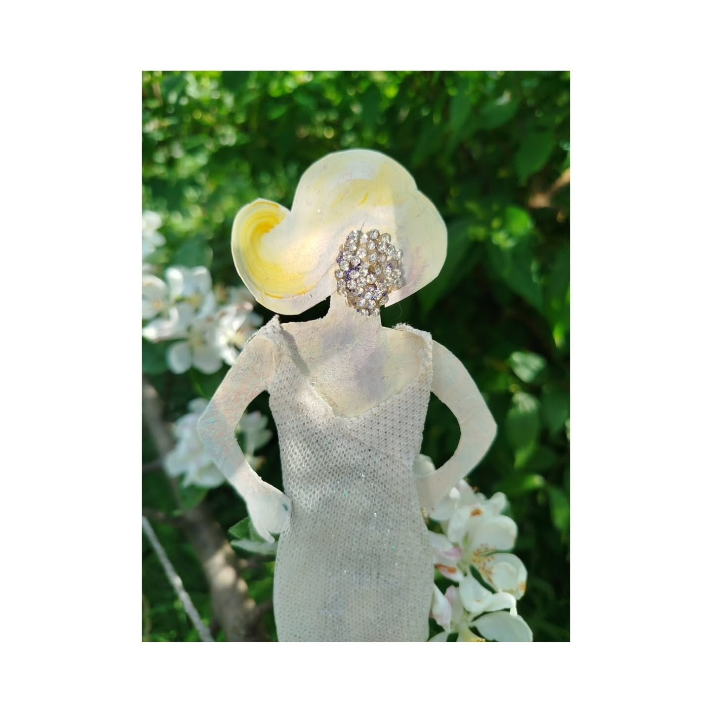 Danas u Lisicinoj bašti... #paperdoll #MarilynMonroe #marilynmonroeinspired #aprilblooms #gardenideas