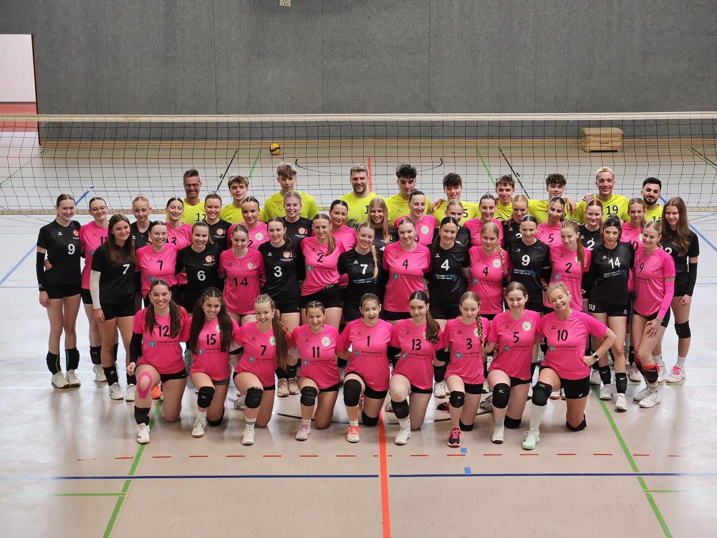 Am Wochenende gab es den letzten großen Heimspieltag bei uns am Helleweg. Da bot es sich an noch einmal alle Mannschaften für ein Gruppenbild vor die Kamera zu holen. Im Anschluss an die kräftezehrenden Spiele, gab es noch ein gemeinsames Pizzaessen. Berichte zu den einzelnen Mannschaften folgen hier in den nächsten Tagen. An dieser Stelle geht der Dank raus, an die vielen helfenden Hände, die so einen Event erst möglich machen!! Auch vielen Dank an unsere zahlreichen Zuschauer und natürlich an unsere sportlichen Gäste für die fairen Spiele.
#tusaltwarmbüchen #tusaltwarmbüchenvolleyball #heimspiel #einteam