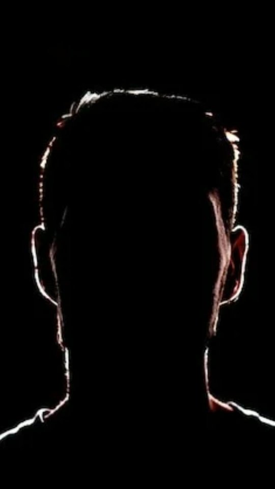 Ben jij de Brian die we zoeken?
Meld je dan aan voor de auditie!
📆10 mei 18.30u-19.30u
📍Zuidelijk Toneel Ringbaan Oost 8-10 Tilburg
📩Info@onstagetilburg.nl of via DM
👤Over de rol van Brian👤
Brian is een man van de straat: weinig woorden maar veel aanwezigheid. Hij verschijnt samen met Marion, zijn vriendin, en hun relatie is het soort dat je alleen begrijpt als je er middenin zit. Ruw, vertrouwd, vol gewenning aan elkaar én aan de drank.
Hij is iemand die het leven een beetje te zwaar heeft gevonden en nu het meeste oplost met een fles drank. In zijn goede momenten is hij lief en warm. Maar zodra de alcohol praat wordt hij impulsief.
Brian en Marion komen thuis, allebei lazarus. Wat volgt is een woonkamerscène die tegelijk tragikomisch en ongemakkelijk is: hij wil een wilde nacht, zij wil een boterham en drinken. Later in het stuk is er een grote ruzie. Hij vlucht. Zij achtervolgt.
Brian heeft een grote scène in akte 2, speelt ook mee in het ensemble op de straat, en verschijnt als onderdeel van de grote ruzie.
👀Zien we je de 10e?
#opzoeknaarbrian #auditie #mannenauditie #onstage #musicalintilburg