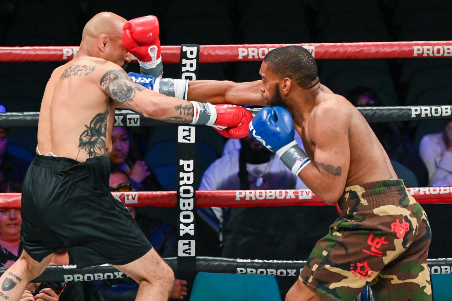 @_nim3 Muadh Abdus-Salaam fought for the second time this year tonight, as he took on @benjibrawler Benji "The Brawler" Gomez in four-round welterweight bout.
Abdus-Salaam versus Gomez was one of nine bouts on the card, promoted by @sampsonboxing Sampson Boxing from the @boardwalkhall Jim Whelan Boardwalk Hall in Atlantic City, NJ.
Abdus-Salaam was the aggressor, with Gomez looking to counter with power shots.
Here, in the first, Abdus-Salaam comes forward and lands a straight right hand on the southpaw Gomez.
The bout went to the scorecards, and there were no knockdowns. The official scores were 38-38, 39-37 Abdus-Salaam, and 40-36 Abdus-Salaam, making Abdus-Salaam the winner by majority decision.
The Fight Photos scored the bout 39-37 Abdus-Salaam.
The decision sets Abdus-Salaam's record to 4-0 (1). Gomez' record is 1-9.
This contest was part of the pre-telecast portion of @proboxtv ProBox, which starts at 7 PM Eastern/4 PM Pacific.
#boxing #boxeo