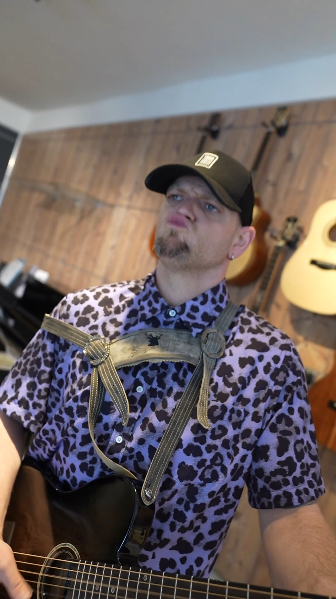 Heute mit einem extravaganten Gitarrengurt 🎸👍
Schreibt uns wie immer eure Wunschsongs in die Kommentare. Wir wünschen euch ein wunderbares Wochenende!
#happyfriday #gitarrengurt #pinzgauermusikhaus #zellamsee #musicstore