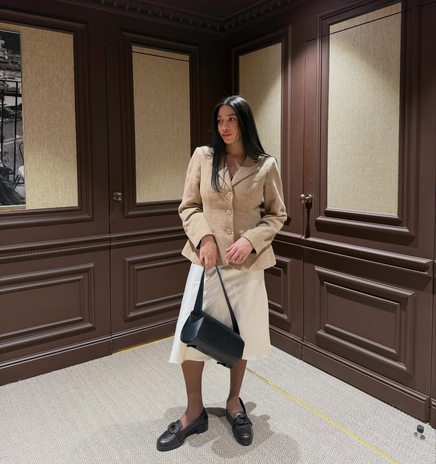 Stylish and beautiful @deziweesgaard wearing the fitted CRKENDALL blazer.
This style is perfect to elevate every outfit whether you are going out or going to work. 🤍🤍