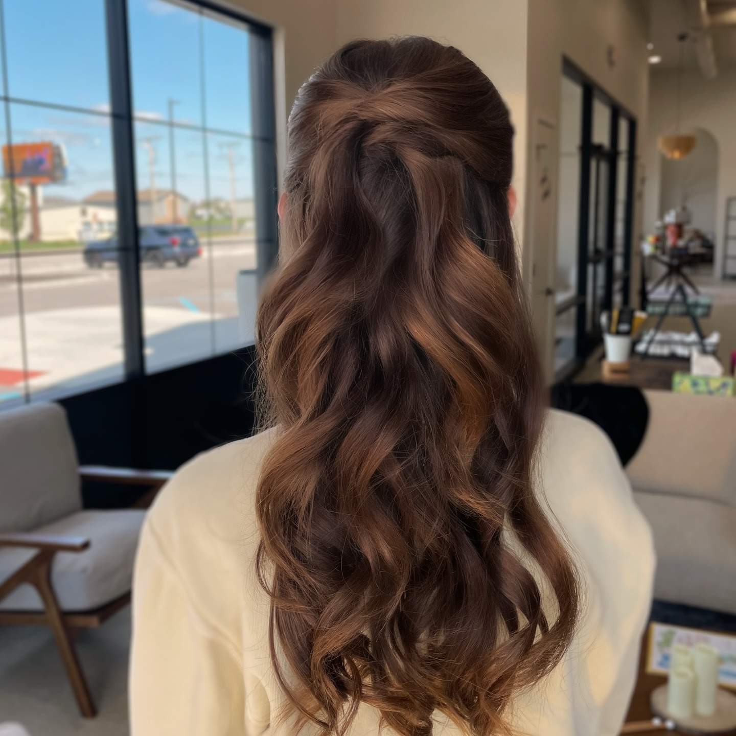 Looking effortless & ready for prom 💕
#nwiahairstylist#updohairstyles#loosewaves#redken#surfacehair