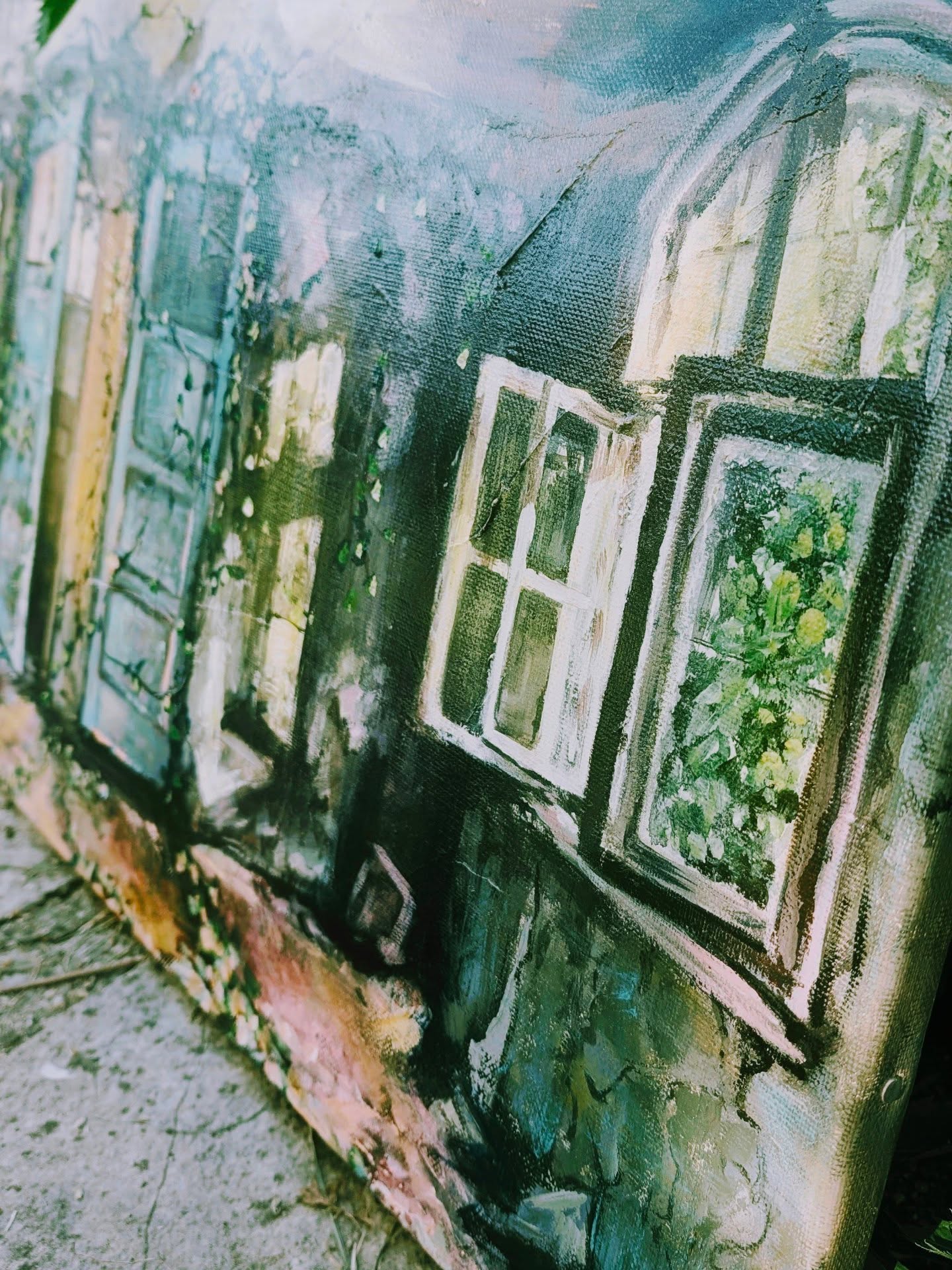 The Three Silent Doors
40 x 94 cm — Série Empreintes silencieuses
Un espace entre rêve et réalité,
Un lieu comme oublié,
où quelque chose, pourtant, persiste.
Des portes entrouvertes.
Une lumière fragile.
La végétation qui reprend sa place.
Dans cette peinture, je cherche moins à montrer un lieu
qu’à faire ressentir une atmosphère.
Un entre-deux silencieux, mais vivant.
Un élan suspendu entre mélancolie et espoir.
Quelque chose d’oublié, peut-être.
Mais qui continue de se transformer.
—
Cette œuvre est disponible.
🤍 Si elle résonne en vous, vous pouvez m’écrire en message privé.
@belluleart
#ArtCollection #artavendre #artcollectorsclub #ContemporaryPainting #lieuxabandonnés